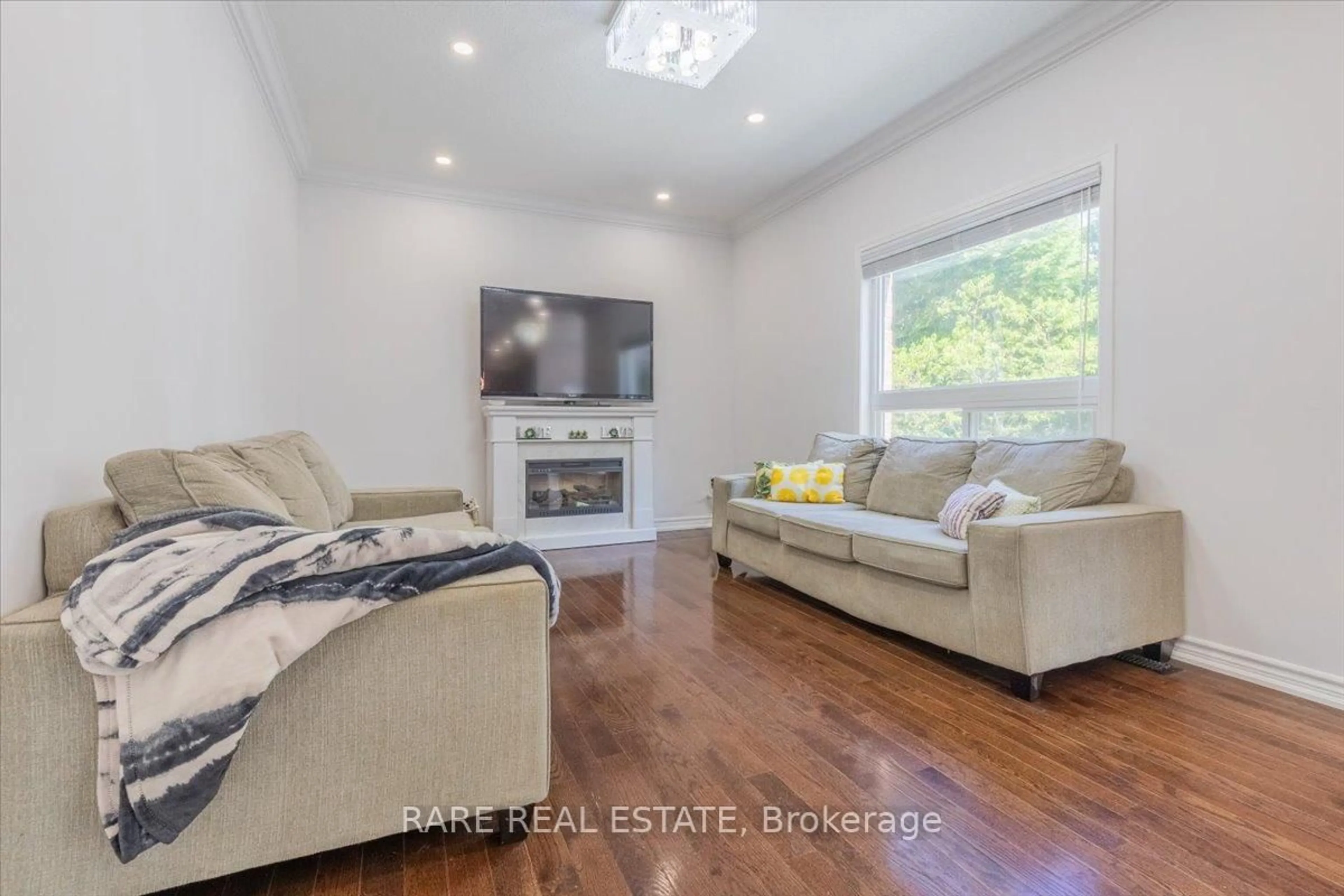 Living room with furniture, wood/laminate floor for 787 Freemont Crt, Innisfil Ontario L9S 0K4