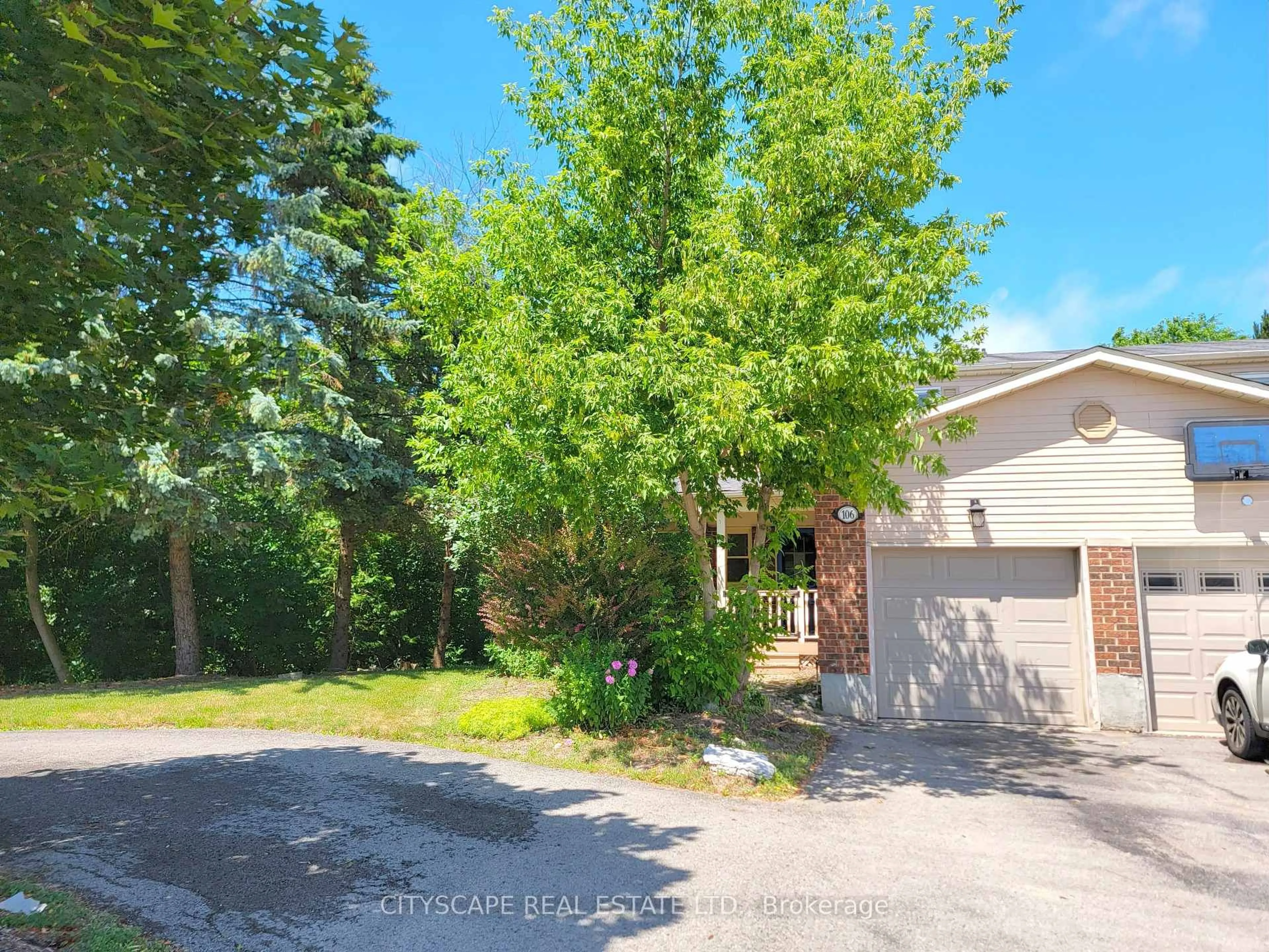 A pic from outside/outdoor area/front of a property/back of a property/a pic from drone, street for 106 Seaton Dr, Aurora Ontario L4G 3X1