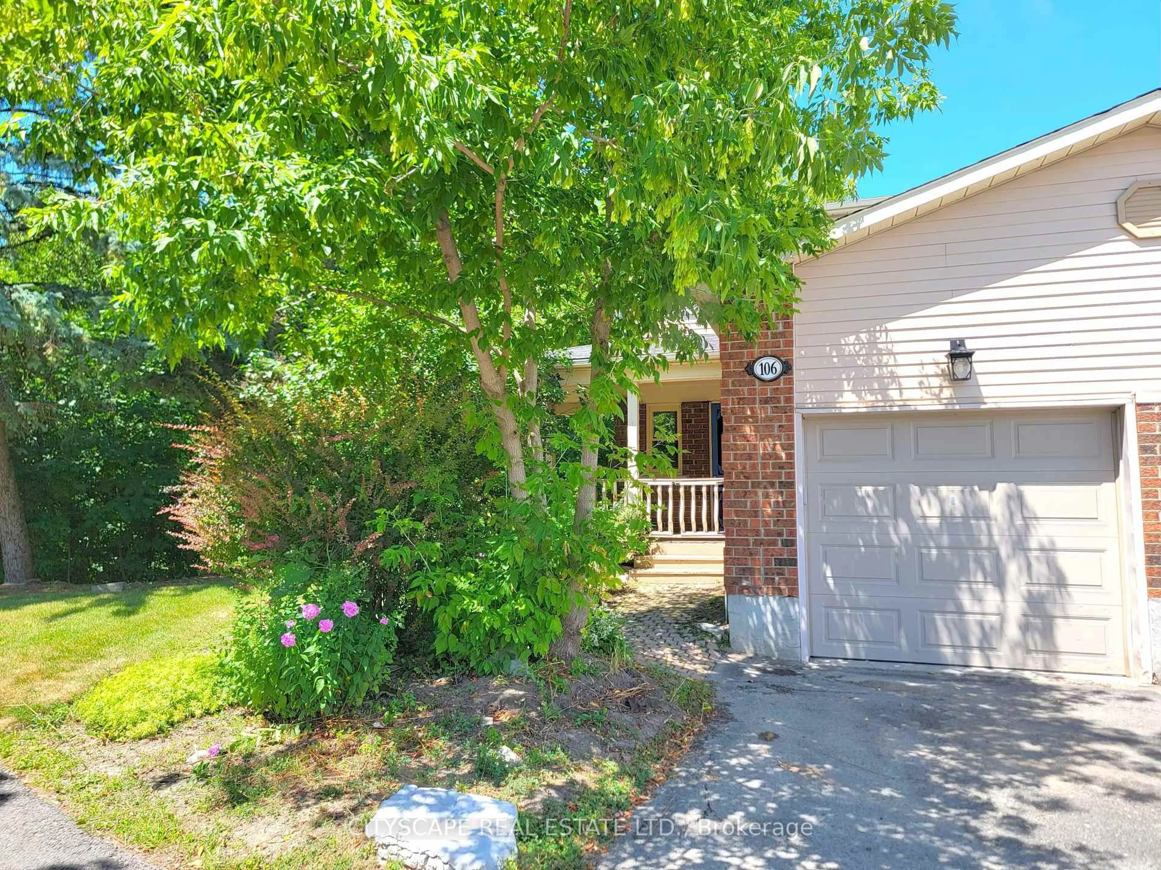 A pic from outside/outdoor area/front of a property/back of a property/a pic from drone, street for 106 Seaton Dr, Aurora Ontario L4G 3X1