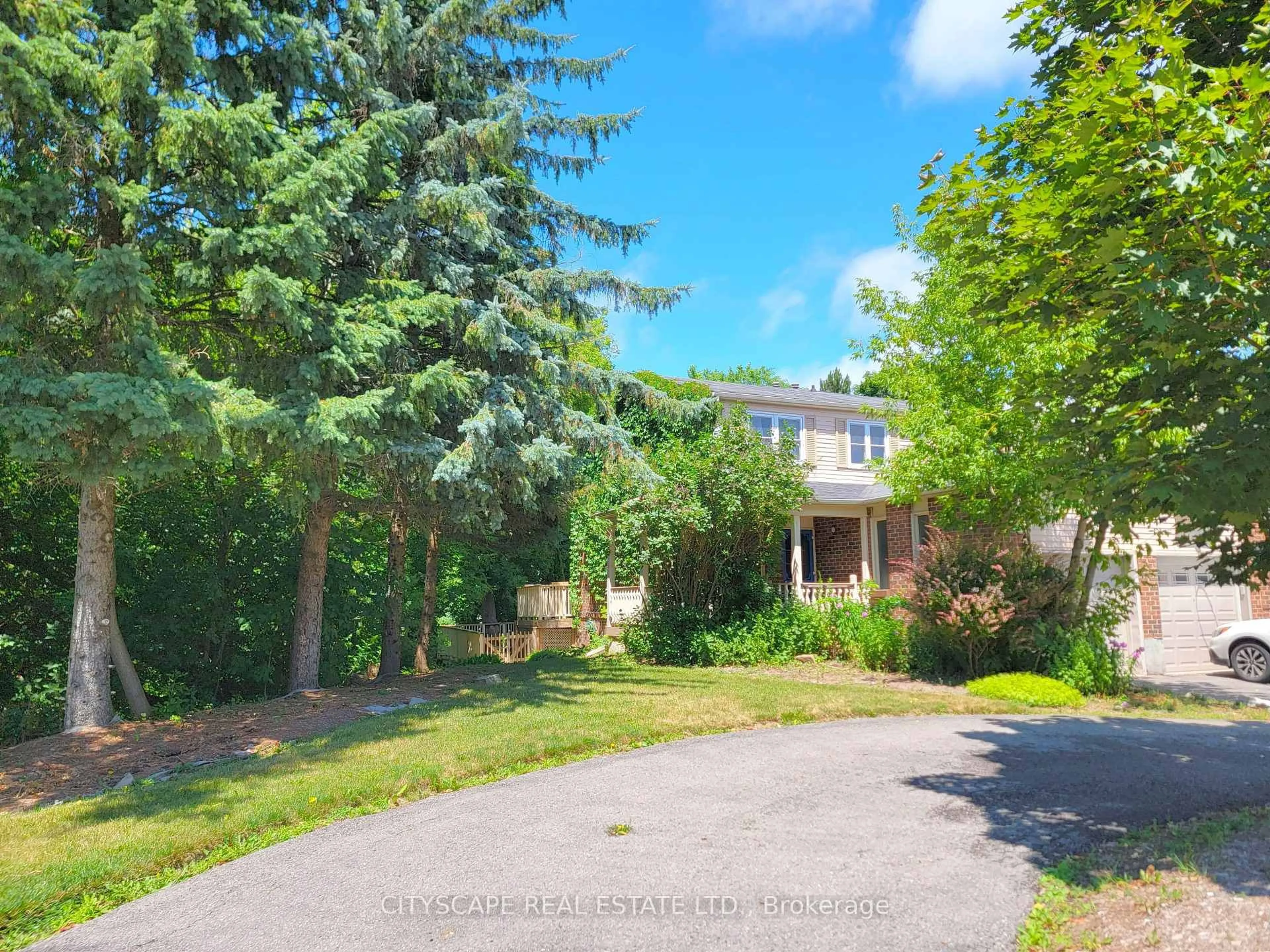 A pic from outside/outdoor area/front of a property/back of a property/a pic from drone, street for 106 Seaton Dr, Aurora Ontario L4G 3X1