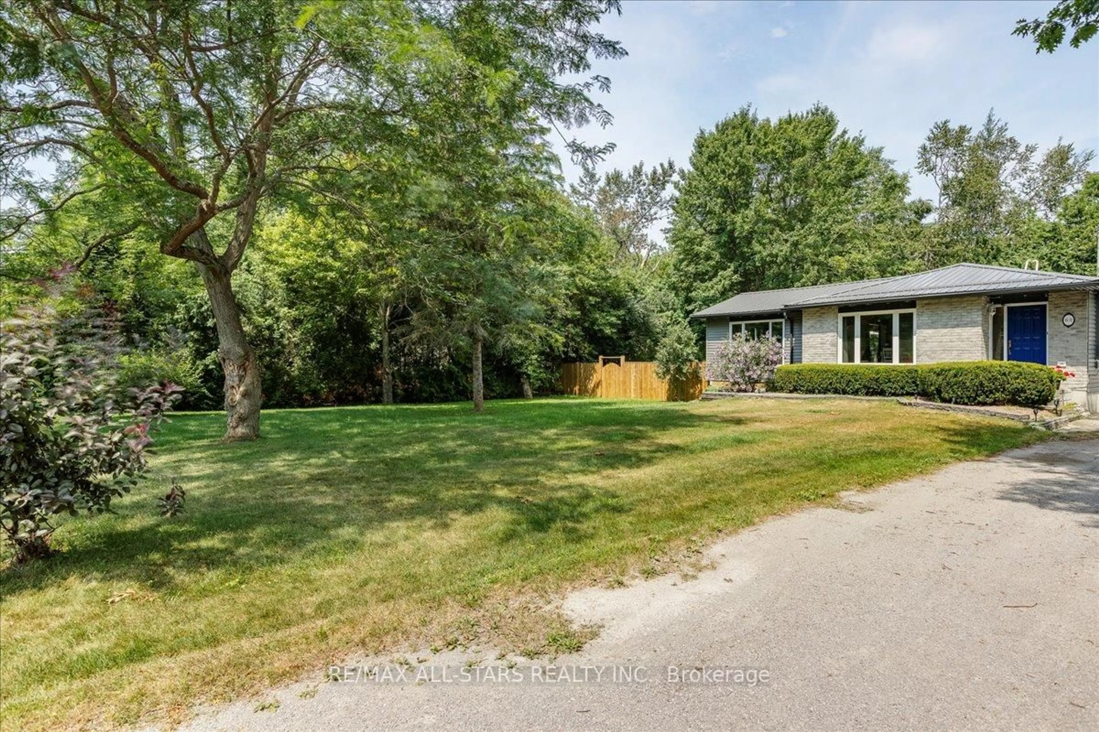 A pic from outside/outdoor area/front of a property/back of a property/a pic from drone, unknown for 63 Brook Cres, Georgina Ontario L0E 1N0