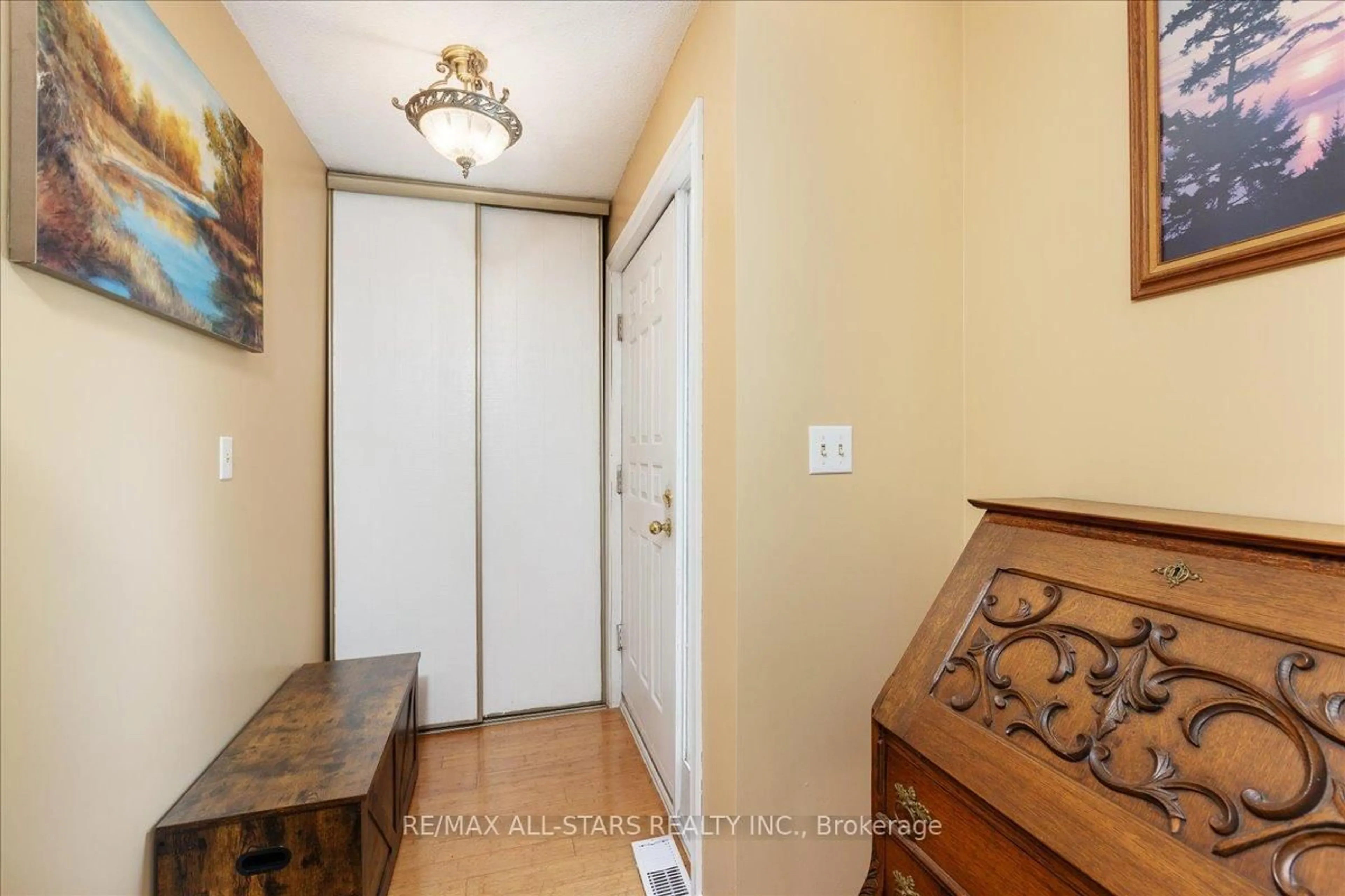 Indoor entryway for 63 Brook Cres, Georgina Ontario L0E 1N0