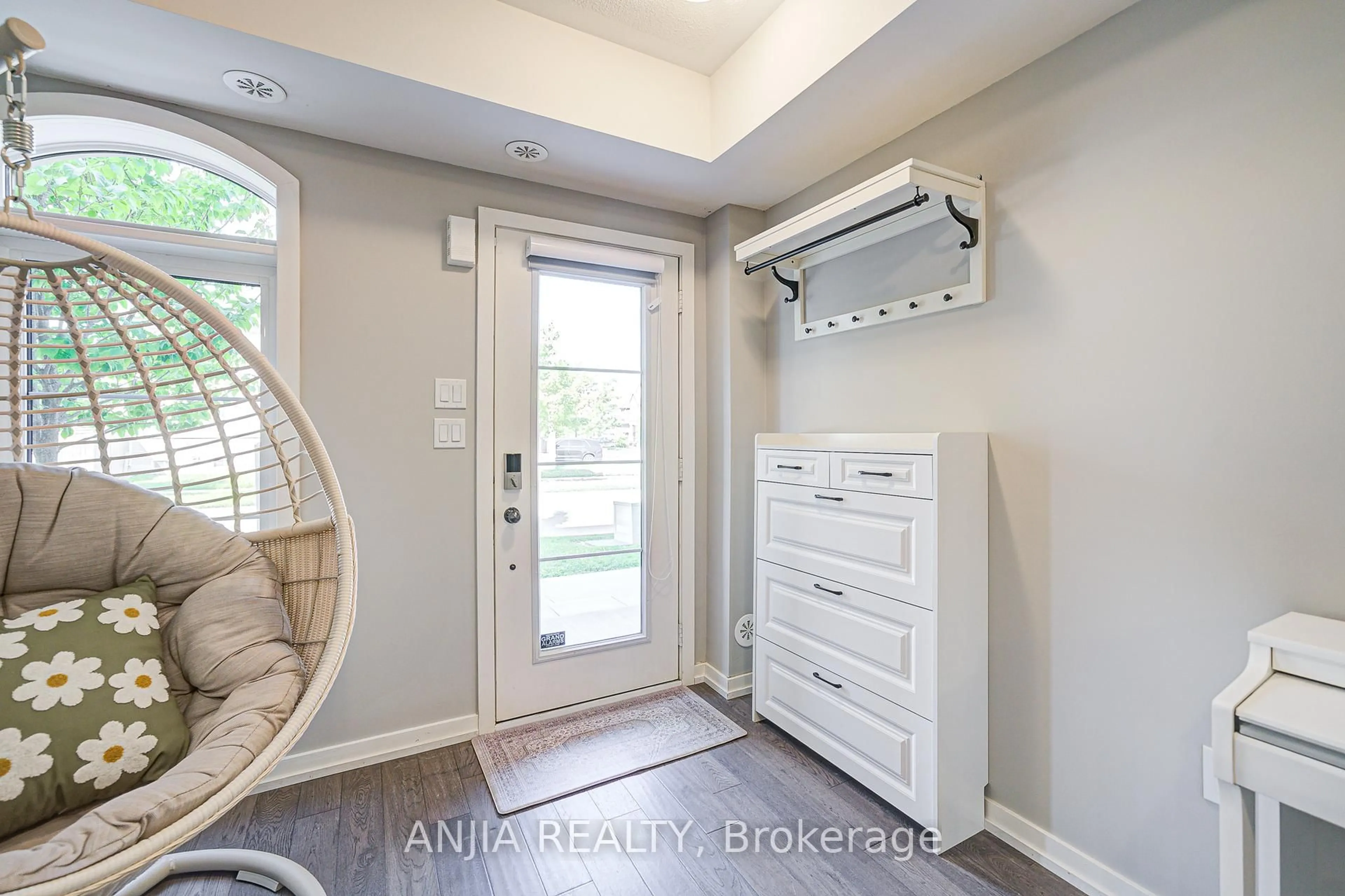 Indoor entryway for 156 Glad Park Ave, Whitchurch-Stouffville Ontario L4A 1X1