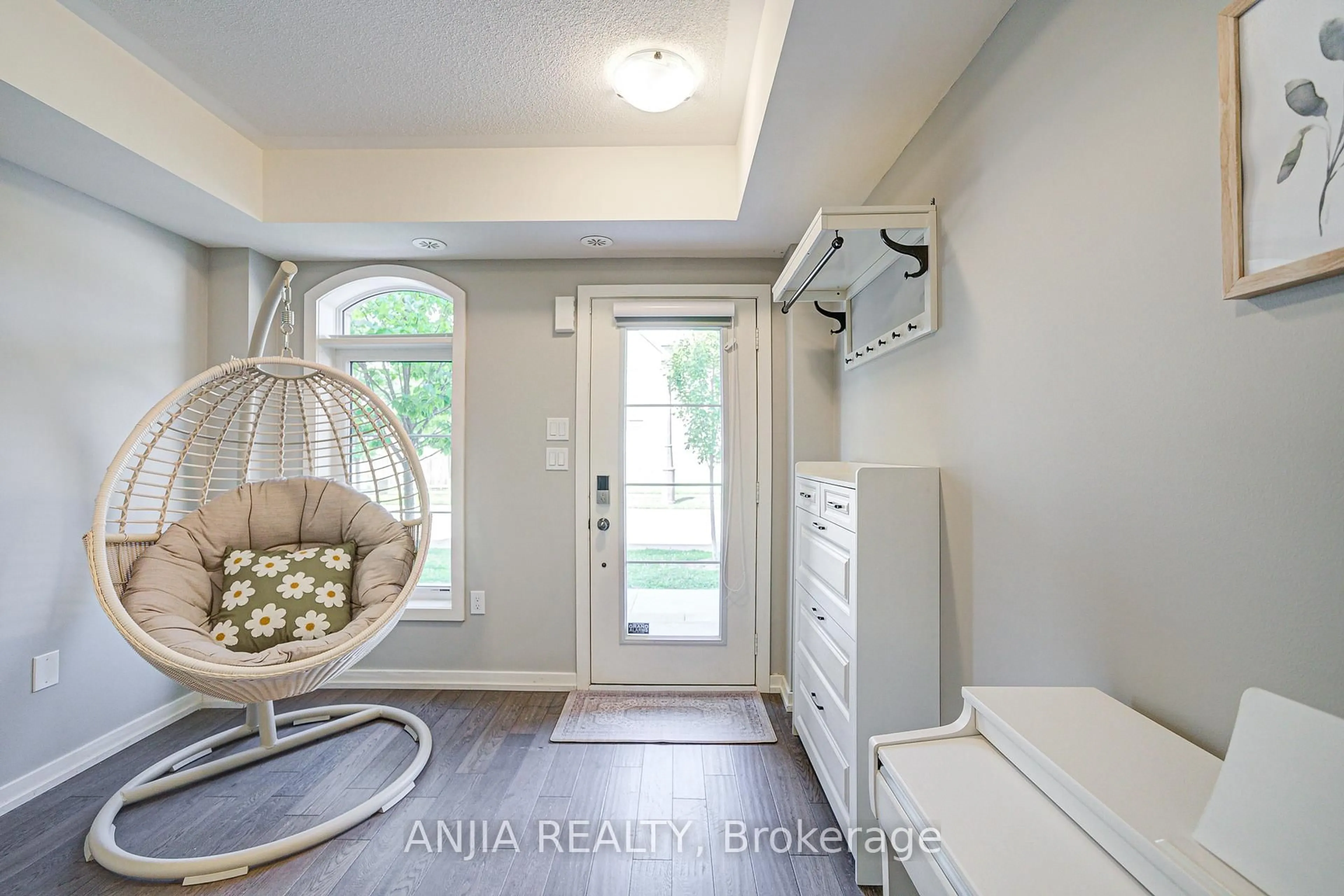 Indoor entryway for 156 Glad Park Ave, Whitchurch-Stouffville Ontario L4A 1X1