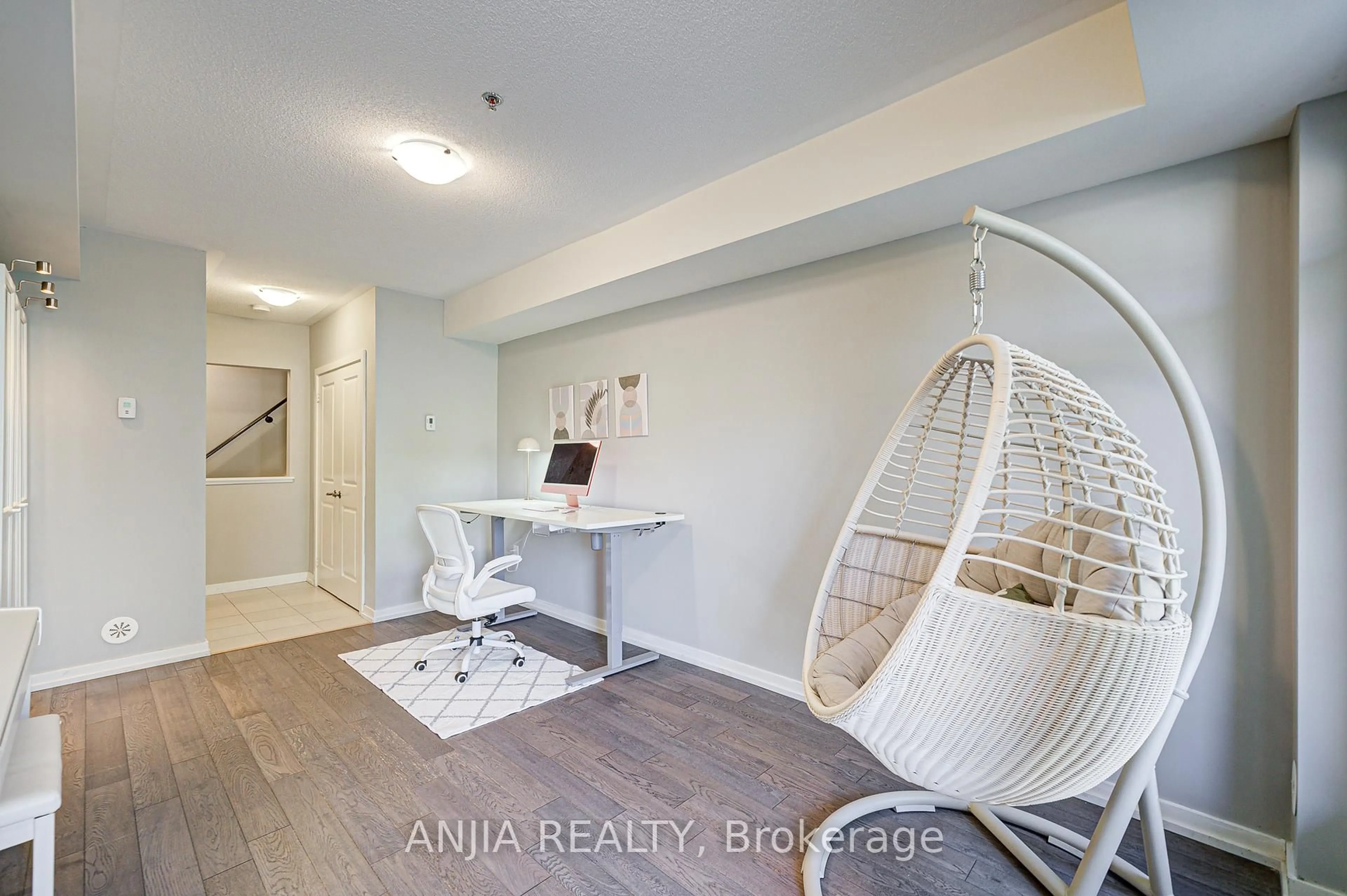 Indoor entryway for 156 Glad Park Ave, Whitchurch-Stouffville Ontario L4A 1X1
