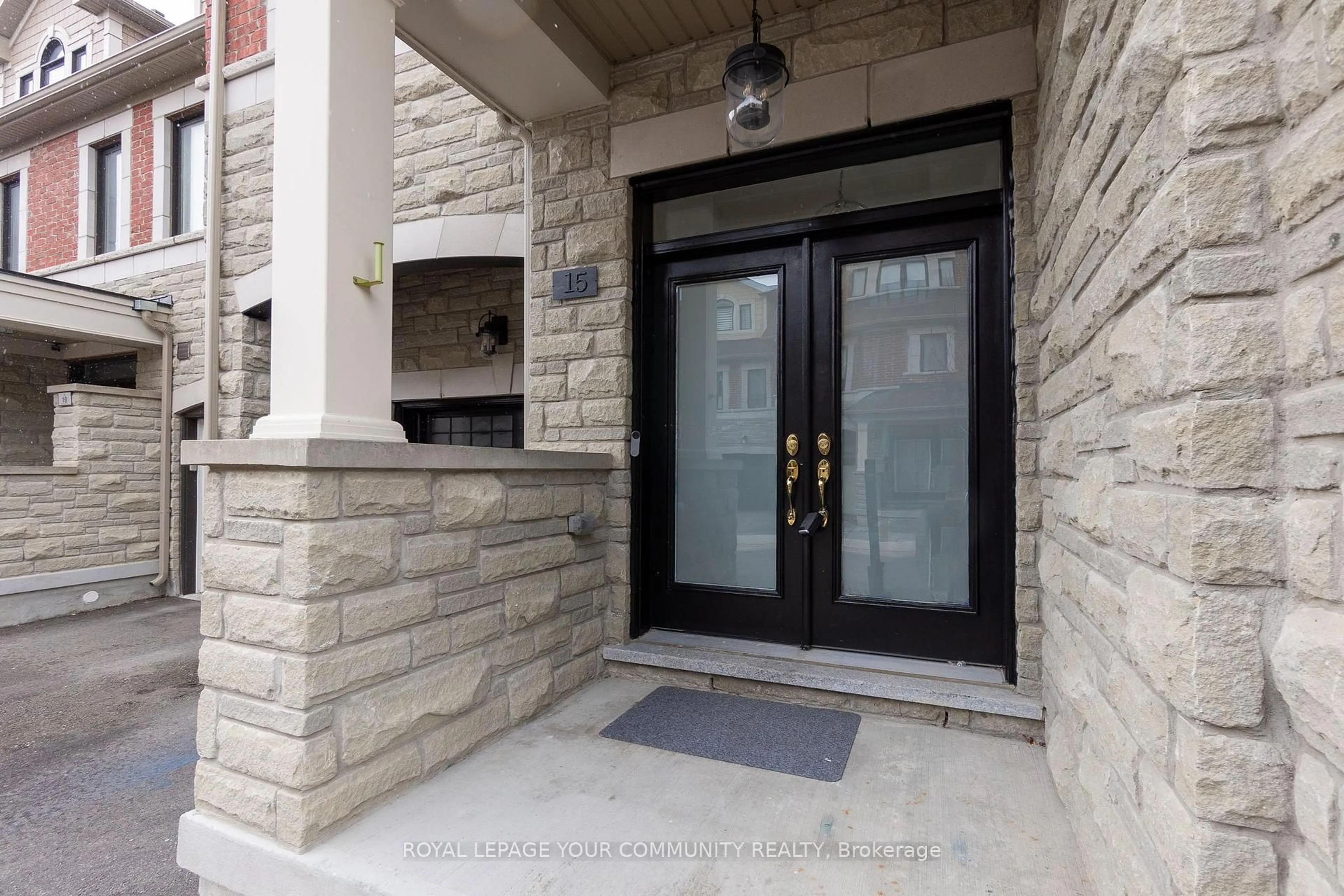 Indoor entryway for 15 Hiawatha Crt, Vaughan Ontario L4L 0J2