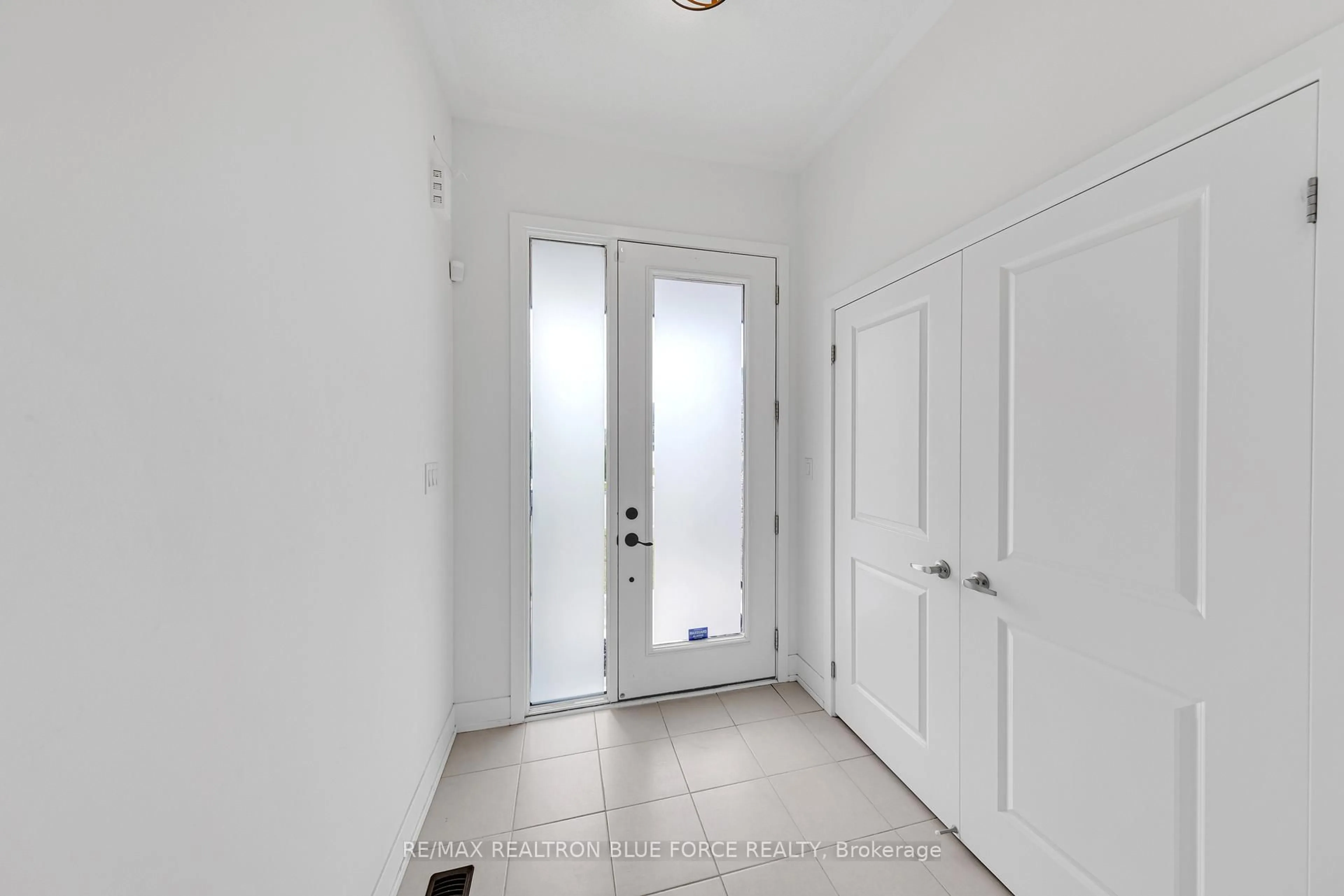 Indoor entryway for 9 Boundary Blvd, Whitchurch-Stouffville Ontario L4A 4V9
