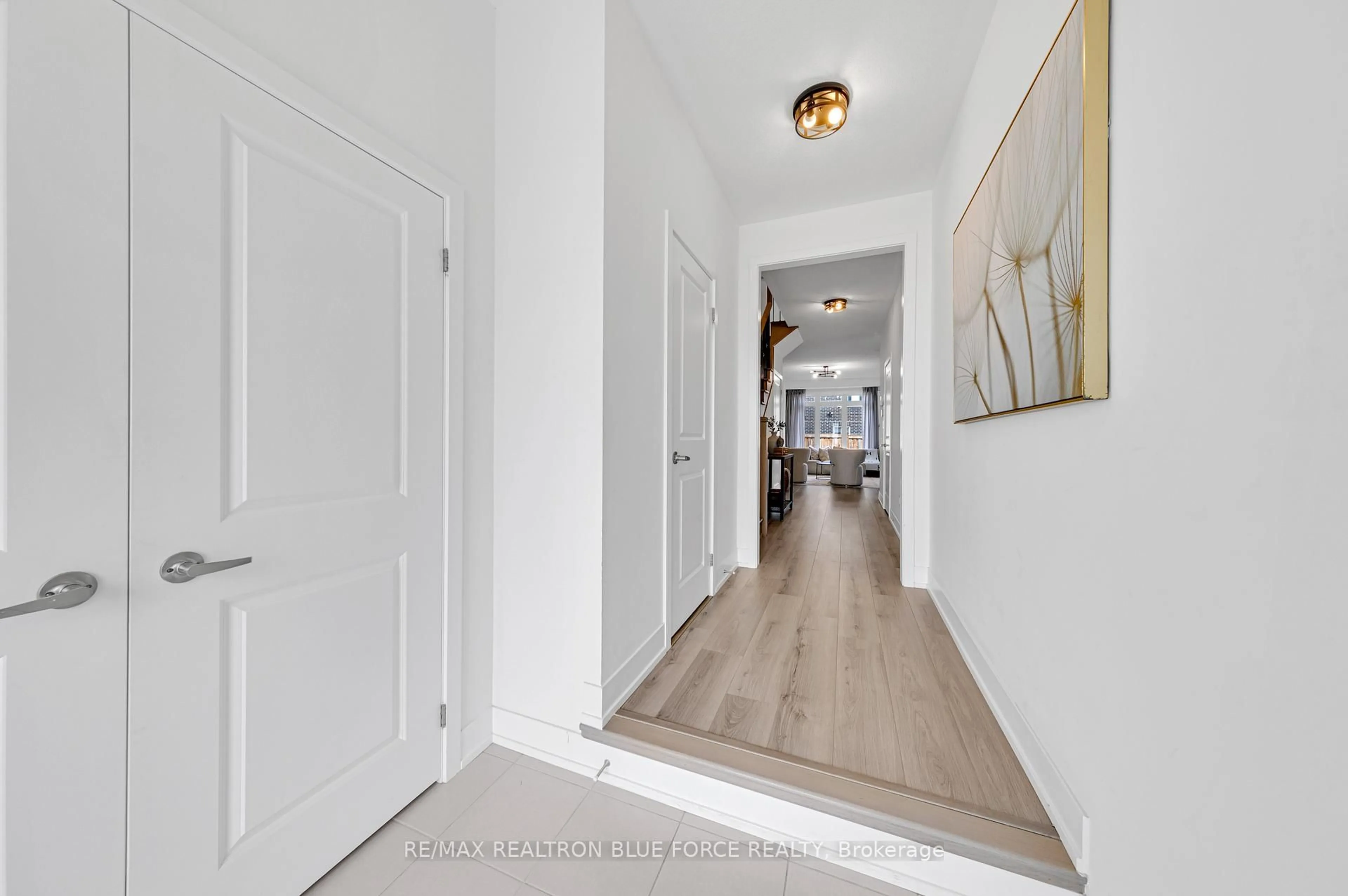 Indoor entryway for 9 Boundary Blvd, Whitchurch-Stouffville Ontario L4A 4V9
