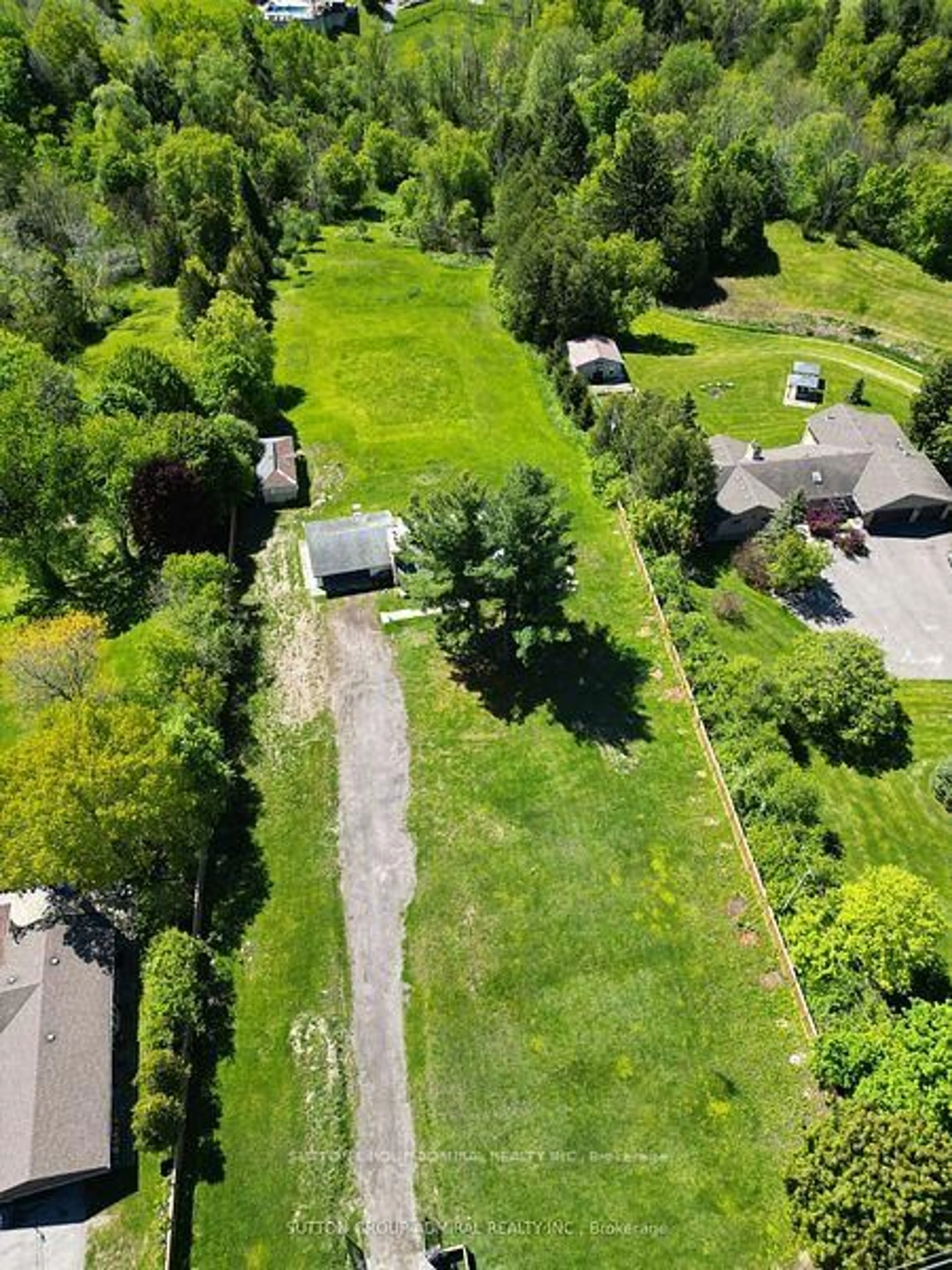 A pic from outside/outdoor area/front of a property/back of a property/a pic from drone, street for 5495 King Rd, King Ontario L0G 1N0