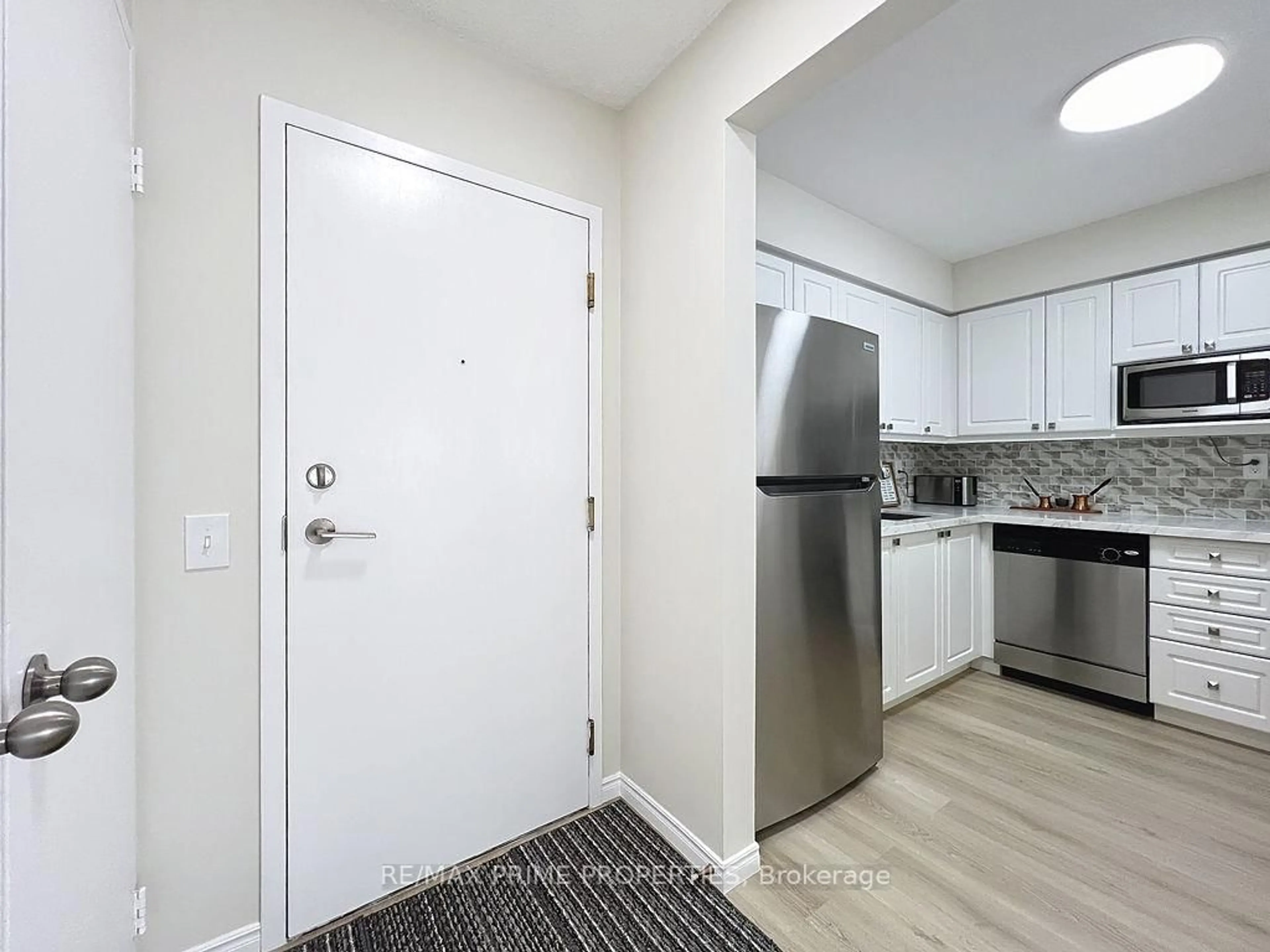 Standard kitchen, unknown for 91 Townsgate Dr #608, Vaughan Ontario L4J 8E8