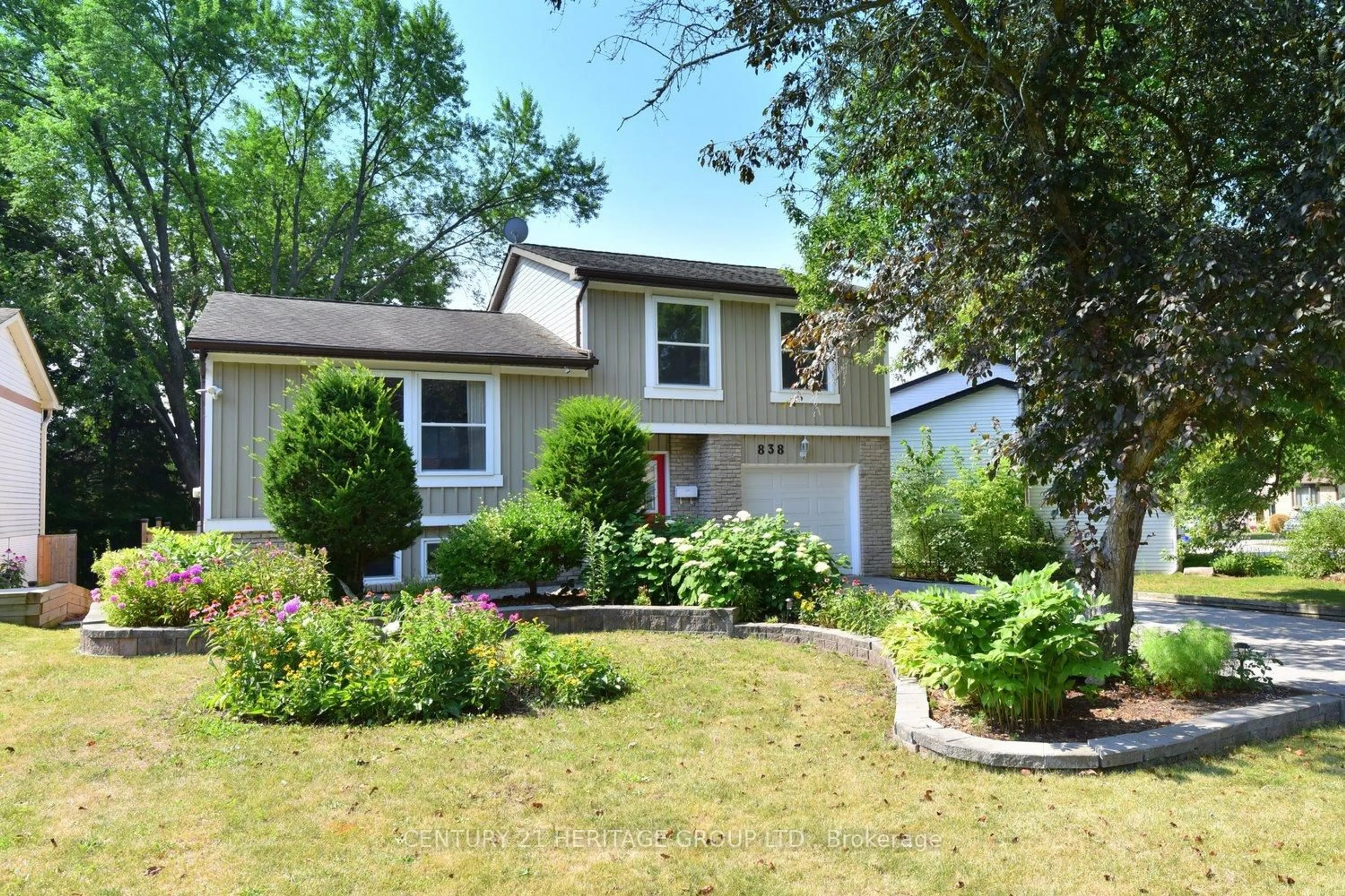Home with vinyl exterior material, street for 838 Boronia Cres, Newmarket Ontario L3Y 5J9