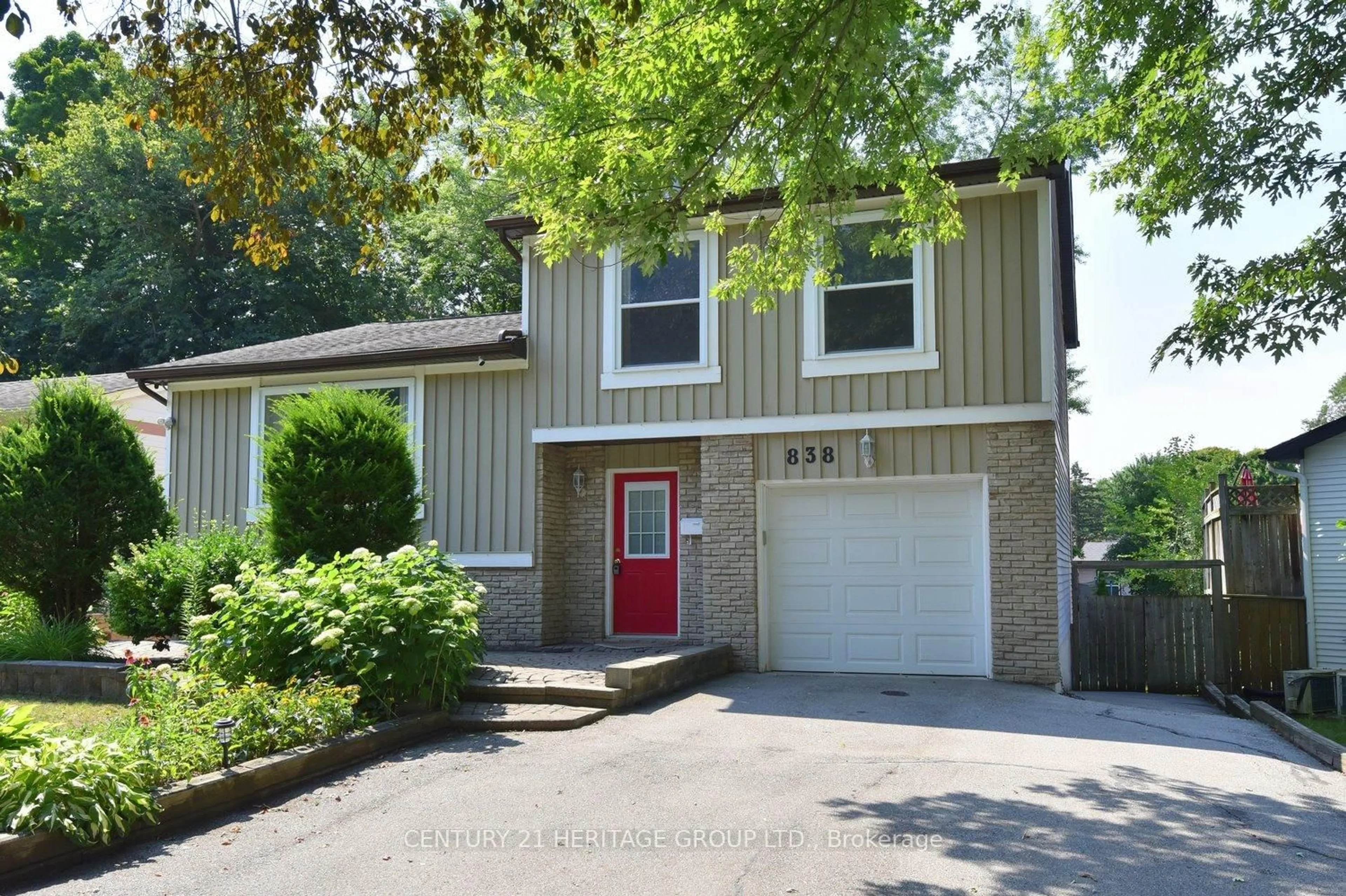 Home with vinyl exterior material, street for 838 Boronia Cres, Newmarket Ontario L3Y 5J9