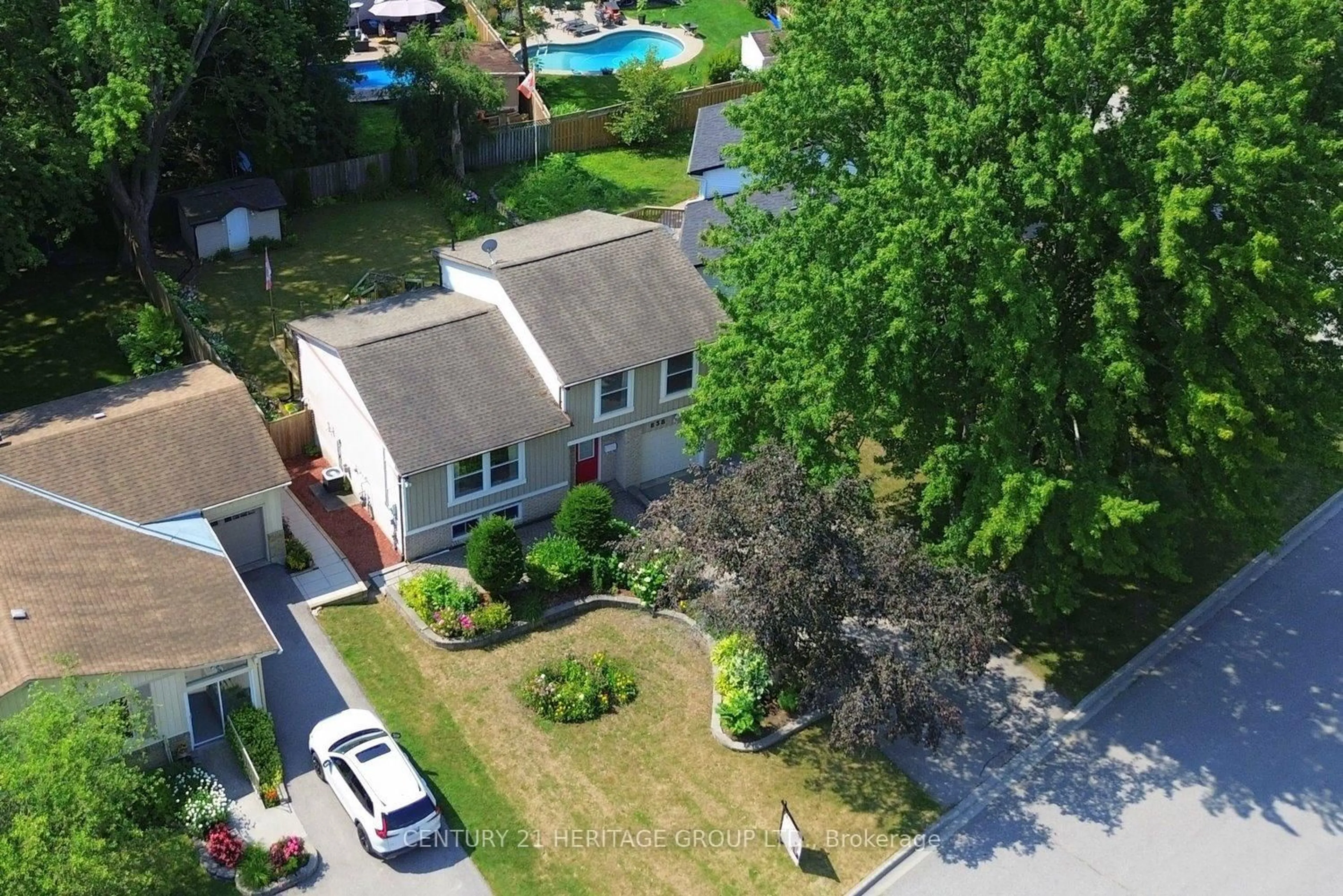 A pic from outside/outdoor area/front of a property/back of a property/a pic from drone, street for 838 Boronia Cres, Newmarket Ontario L3Y 5J9