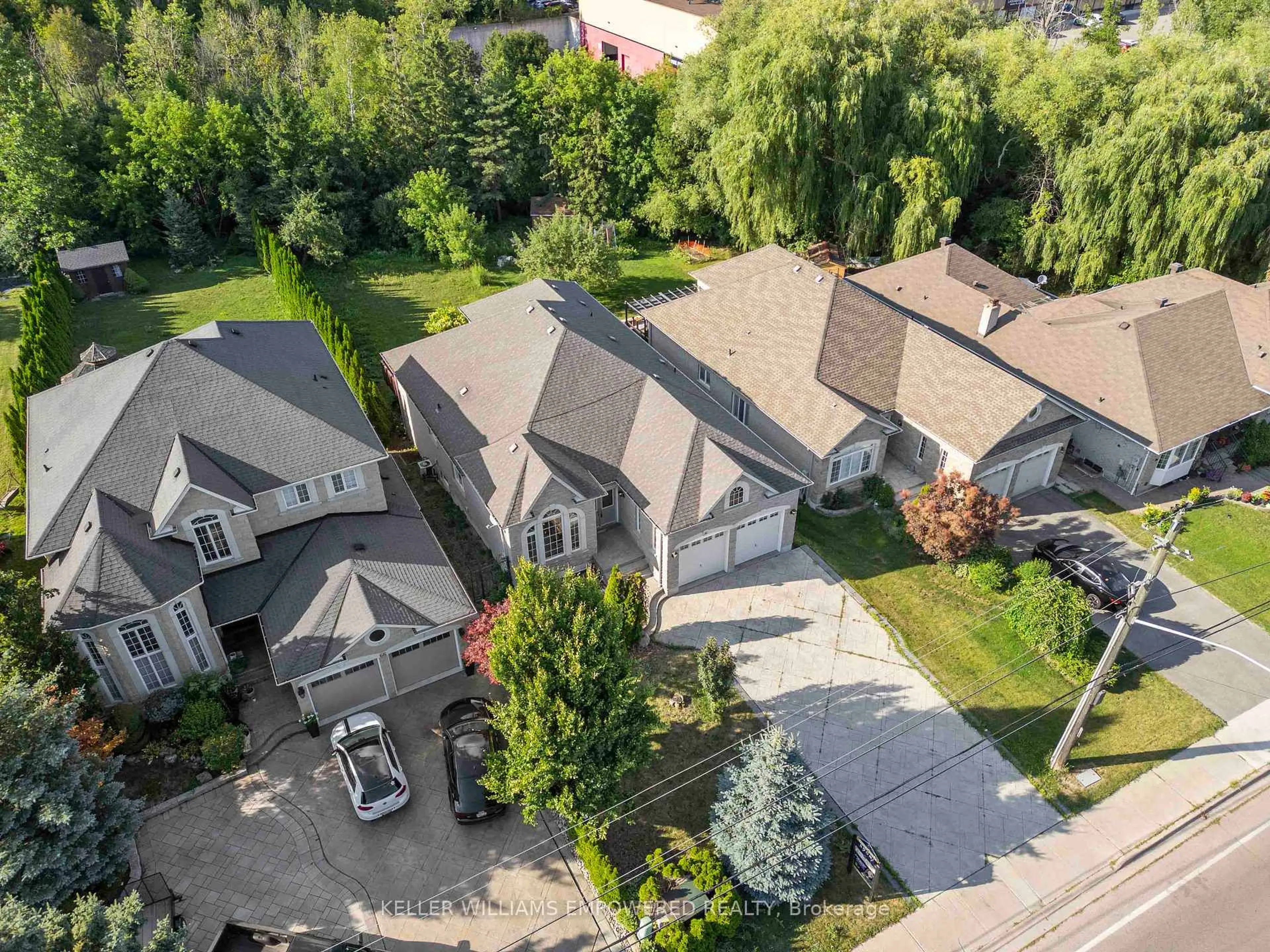 A pic from outside/outdoor area/front of a property/back of a property/a pic from drone, street for 60 Brookside Rd, Richmond Hill Ontario L4C 0J6
