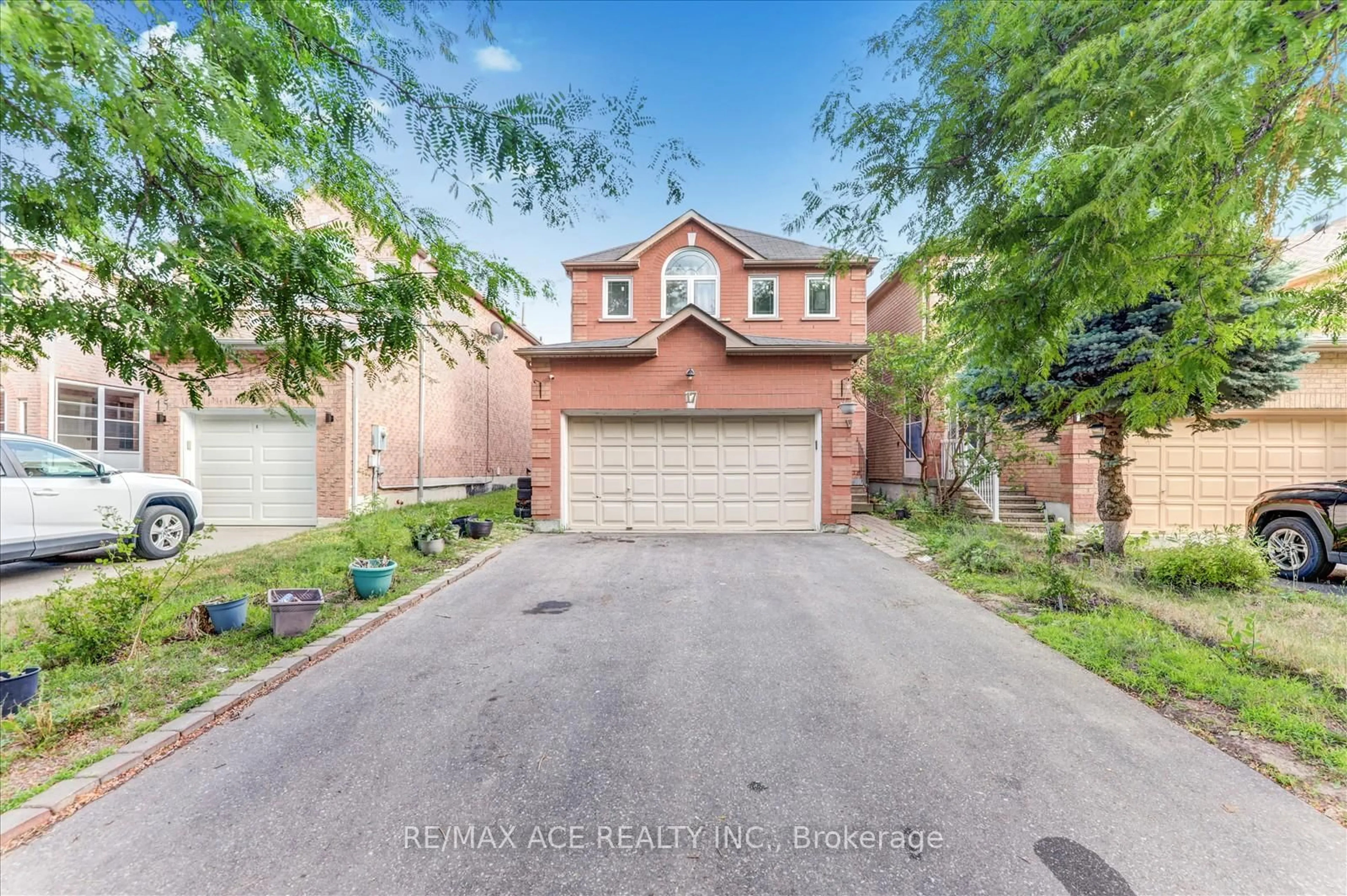 A pic from outside/outdoor area/front of a property/back of a property/a pic from drone, street for 17 Kenborough Crt, Markham Ontario L3S 3P3