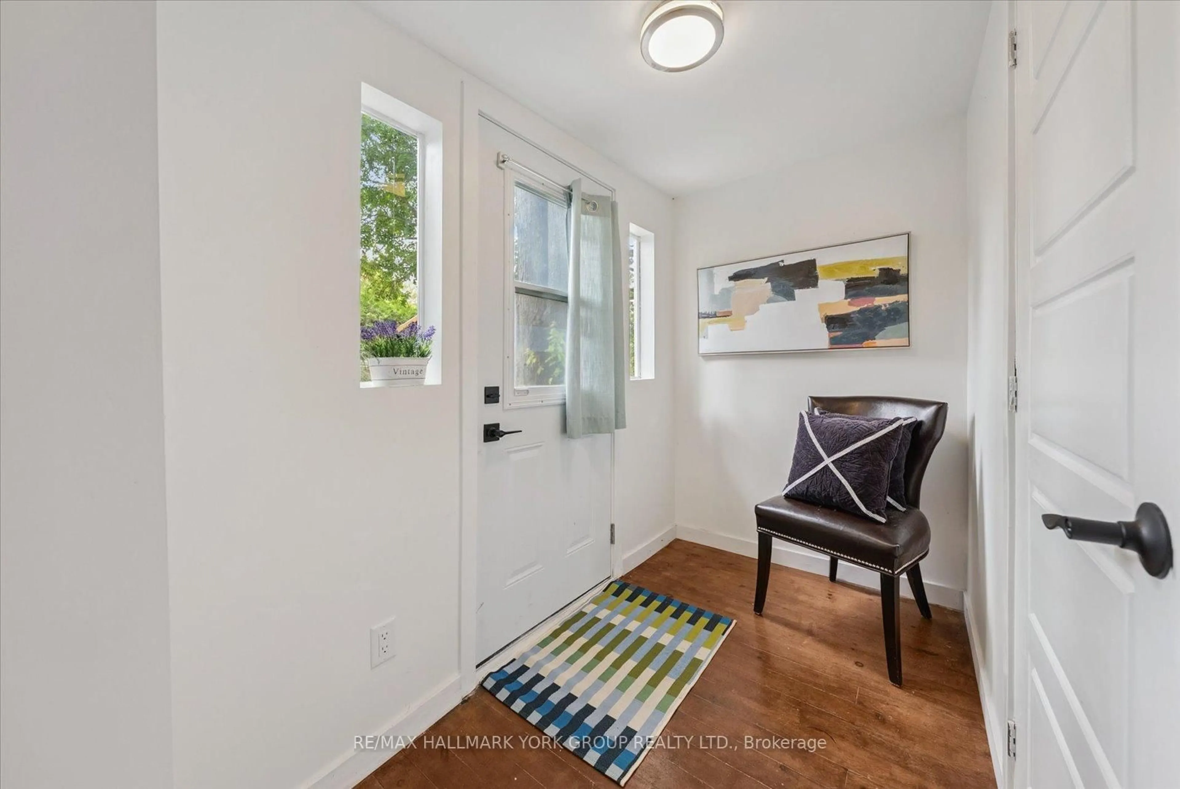 Indoor entryway for 77 Blue Heron Dr, Georgina Ontario L0E 1N0