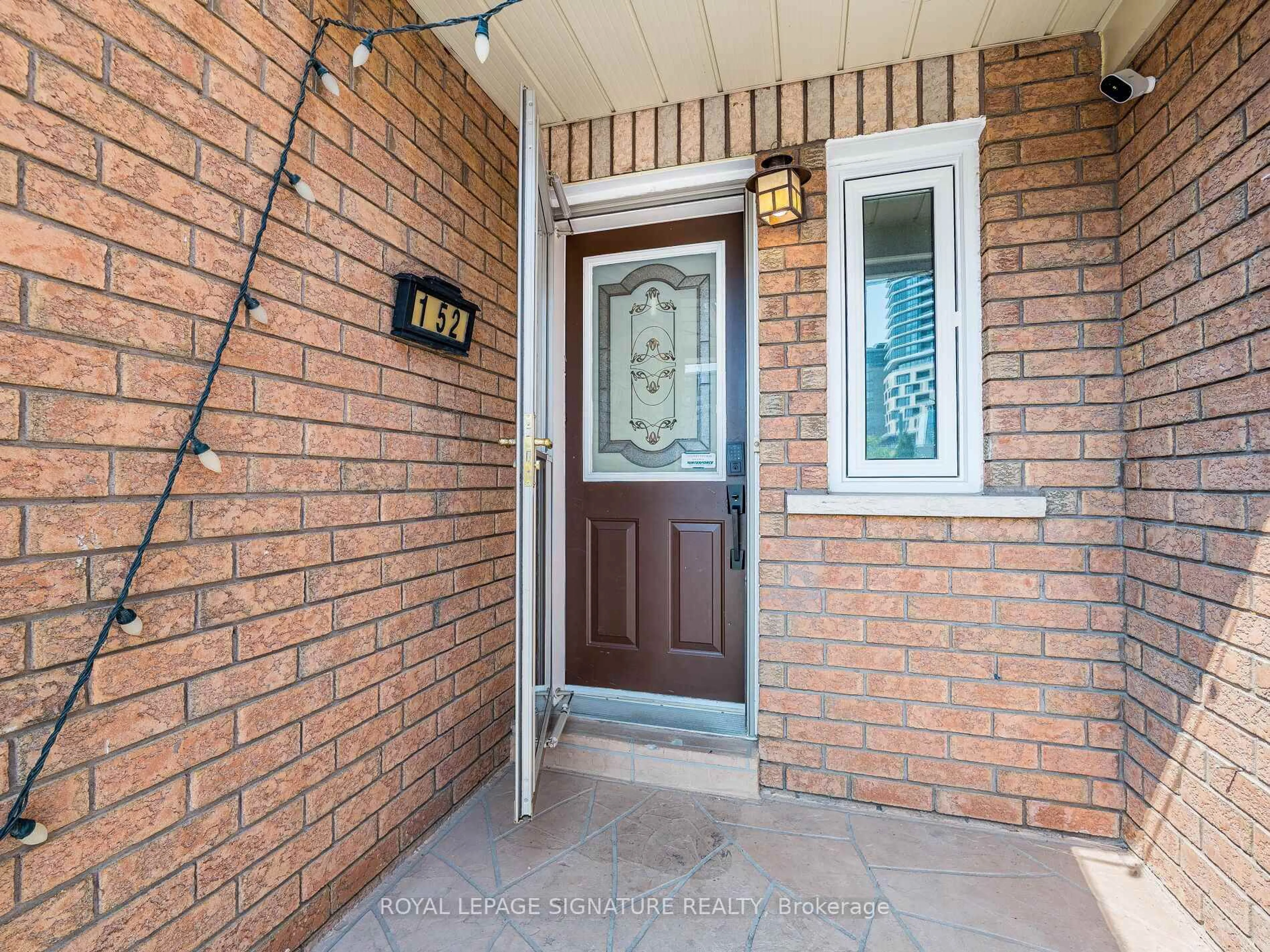 Indoor entryway for 152 Lindenshire Ave, Vaughan Ontario L6A 2N5