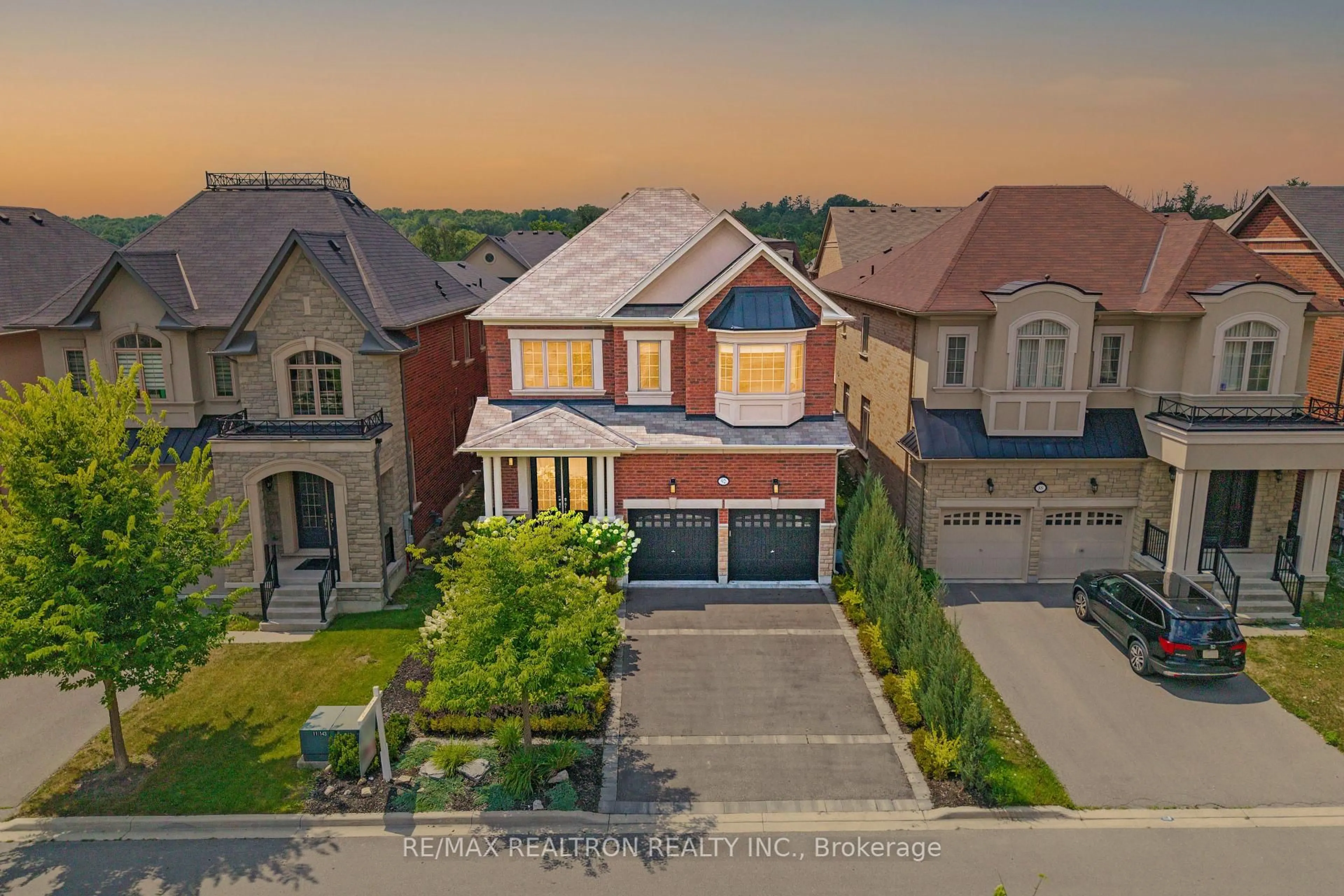 A pic from outside/outdoor area/front of a property/back of a property/a pic from drone, street for 92 Chaiwood Crt, Vaughan Ontario L6A 0Z9