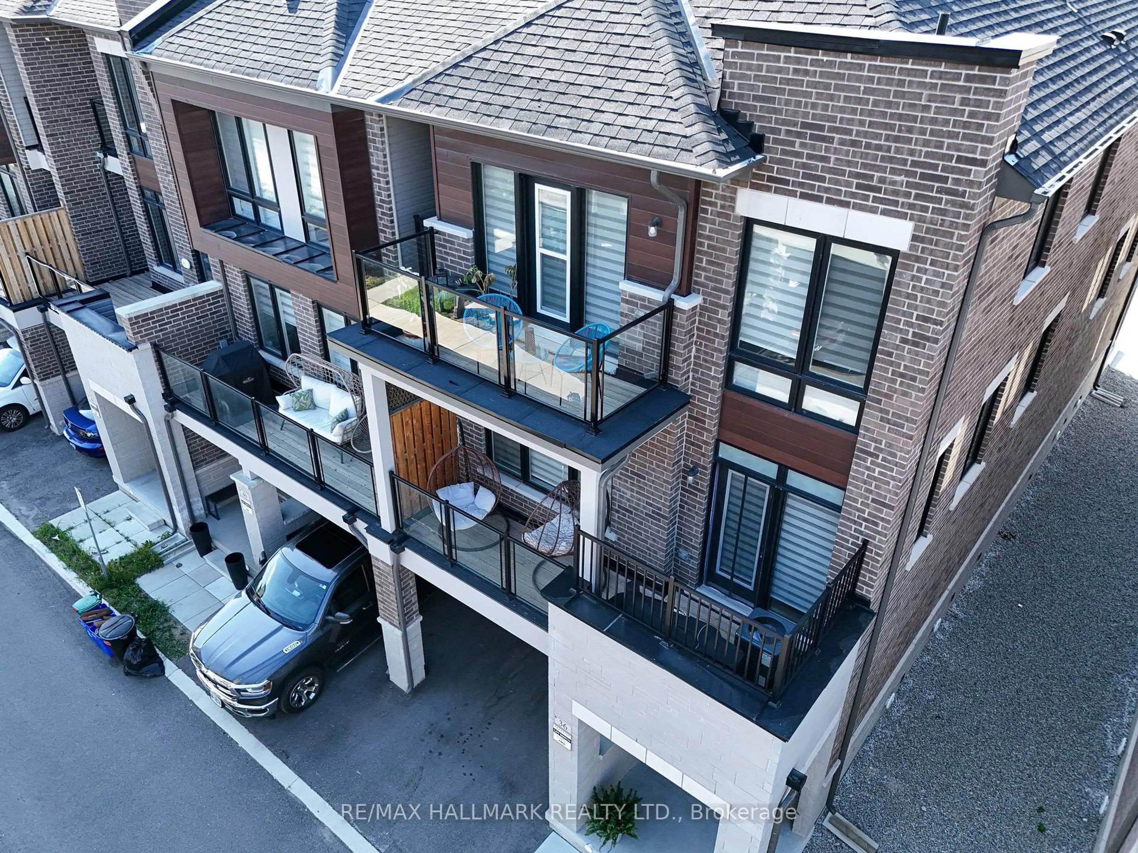 A pic from outside/outdoor area/front of a property/back of a property/a pic from drone, city buildings view from balcony for 36 Elsinore St, Vaughan Ontario L4H 5G2
