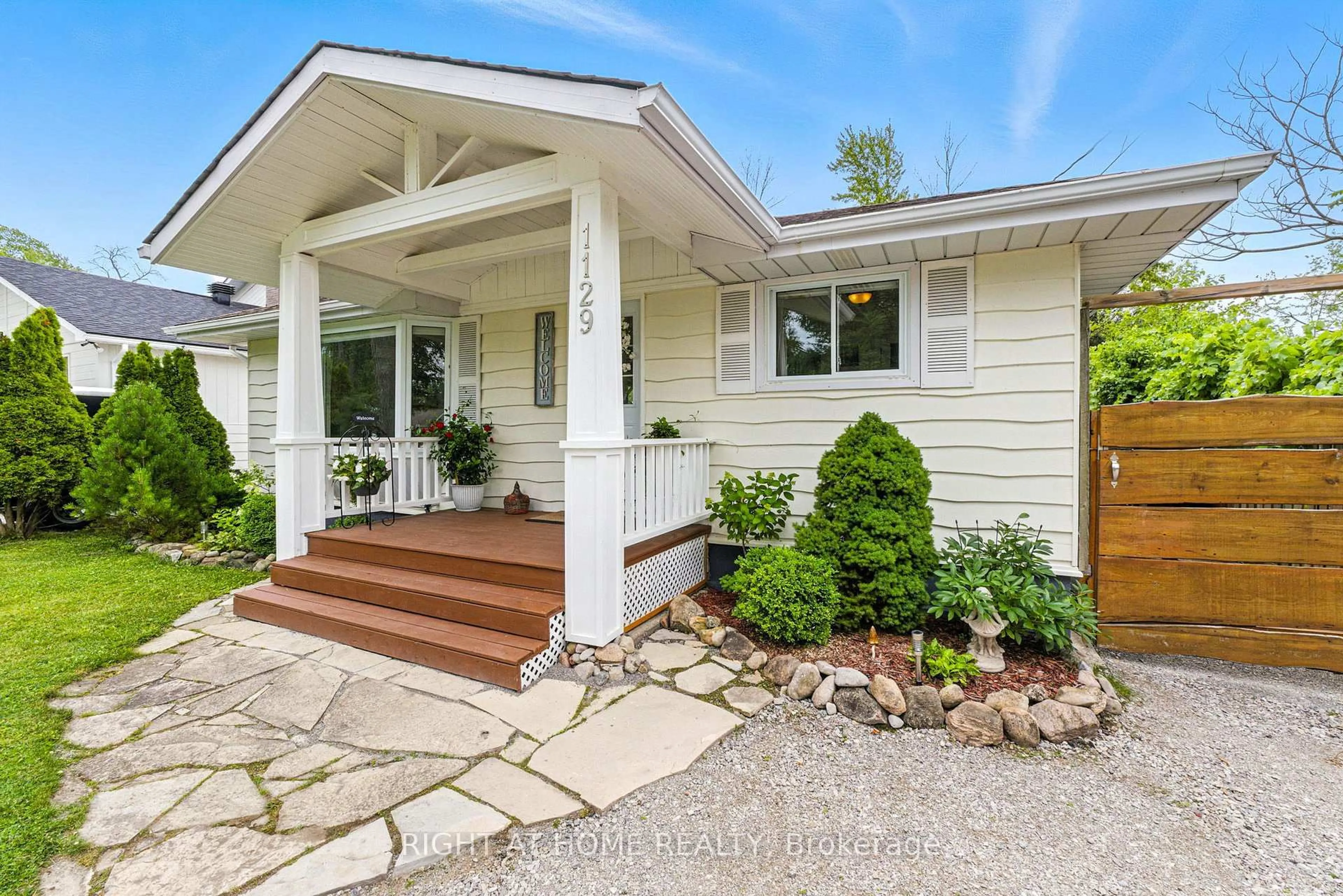 Home with vinyl exterior material, street for 1129 Lindy Lane, Innisfil Ontario L0L 1R0