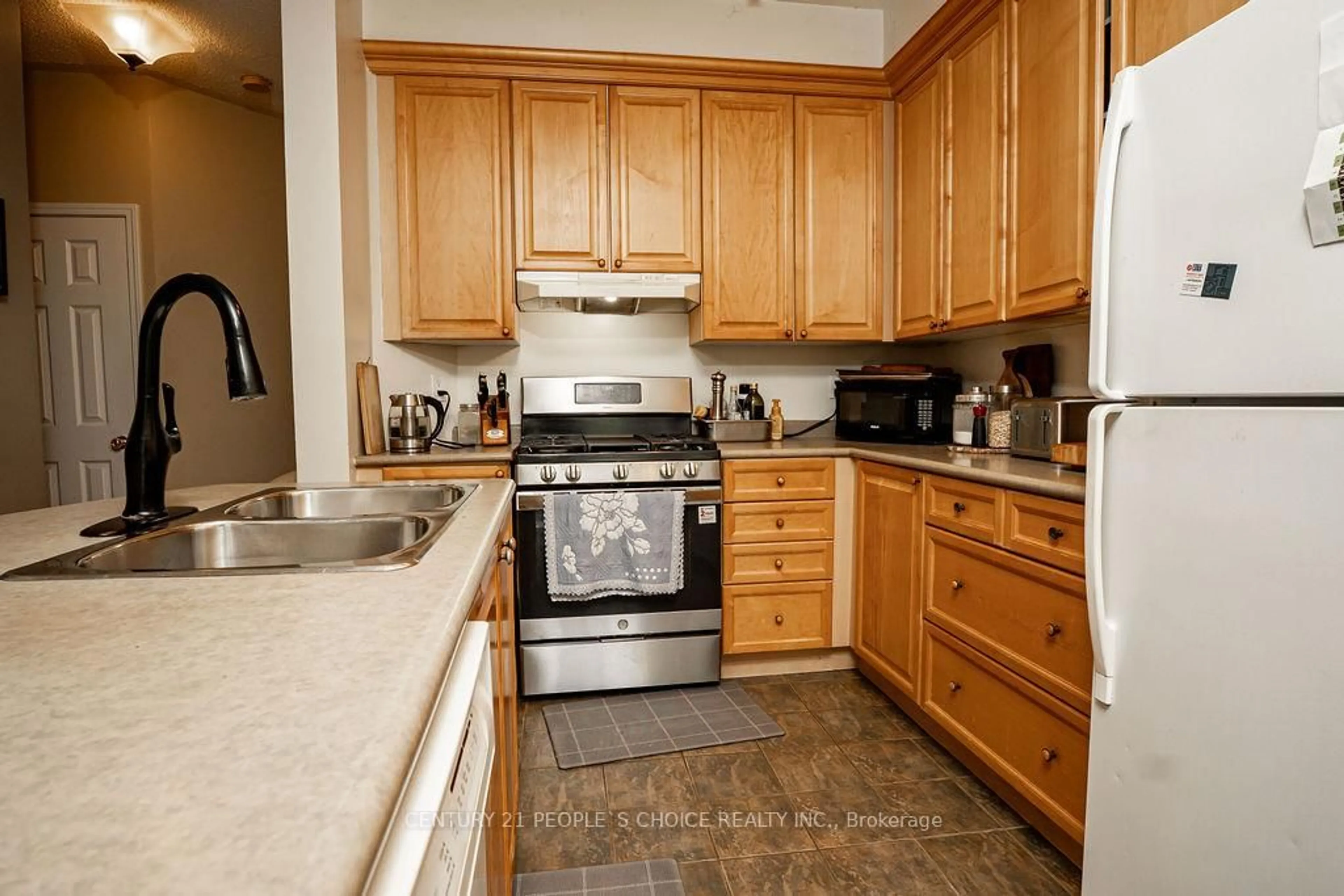 Standard kitchen, ceramic/tile floor for 100 Elgin Mills Rd #42, Richmond Hill Ontario L4C 4M2