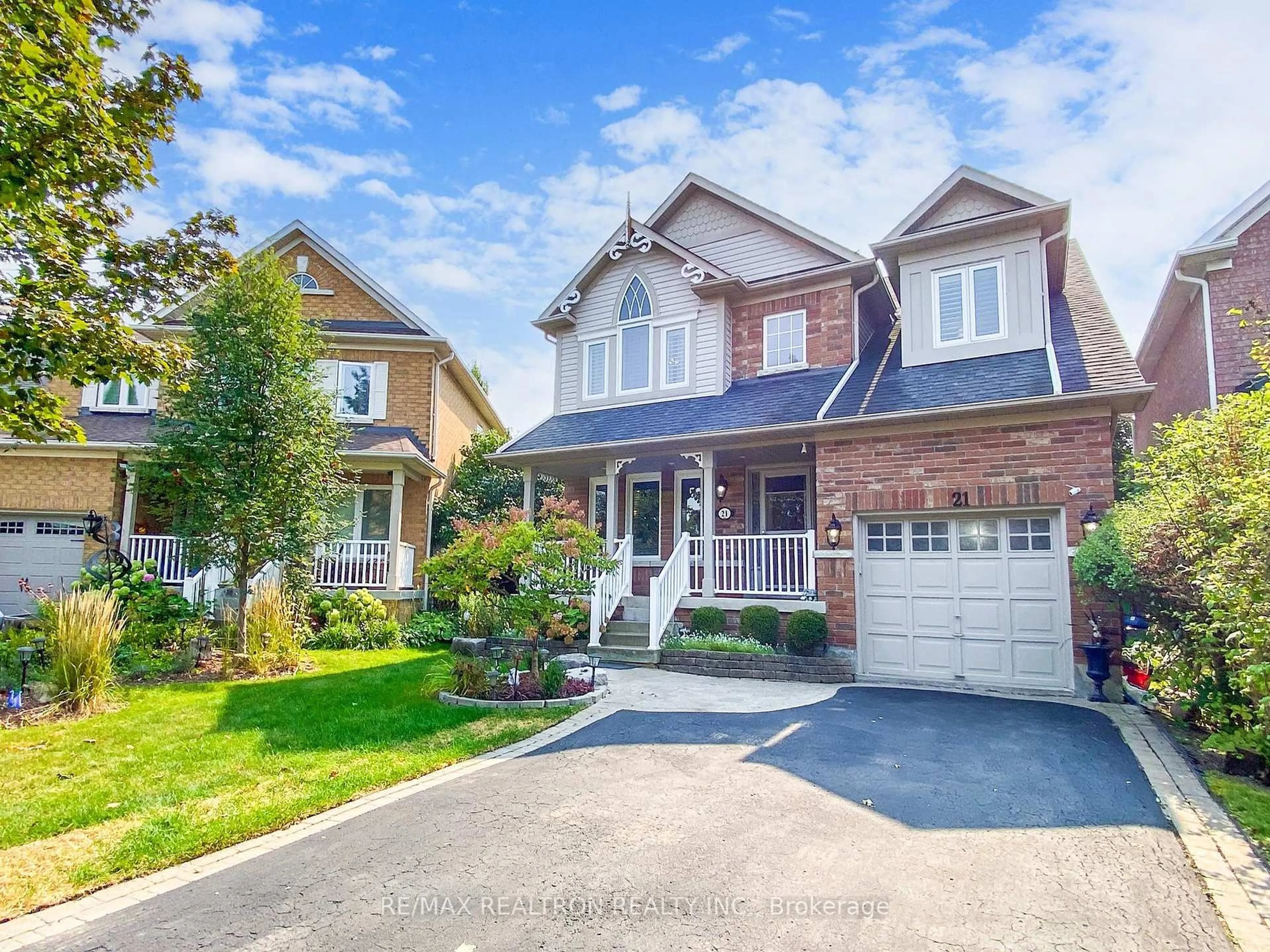 Home with brick exterior material, street for 21 Watkins Glen Cres, Aurora Ontario L3G 7P3