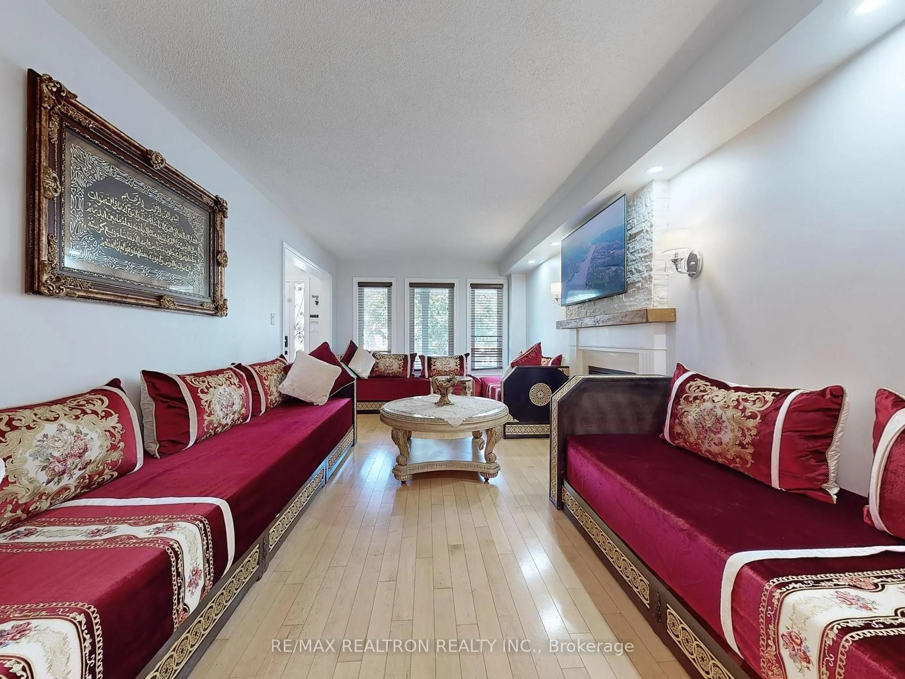 Living room with furniture, unknown for 21 Watkins Glen Cres, Aurora Ontario L3G 7P3