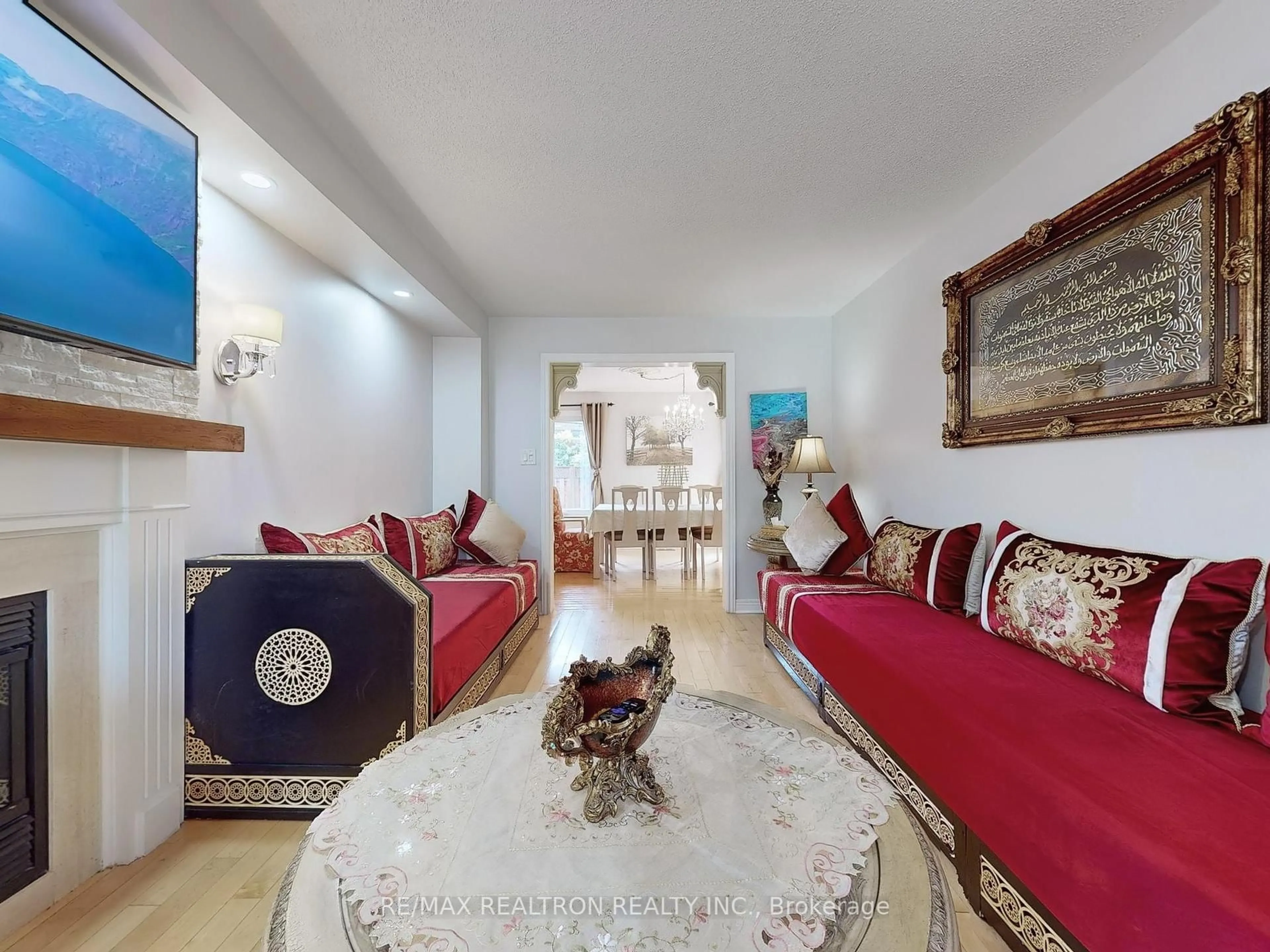 Living room with furniture, unknown for 21 Watkins Glen Cres, Aurora Ontario L3G 7P3