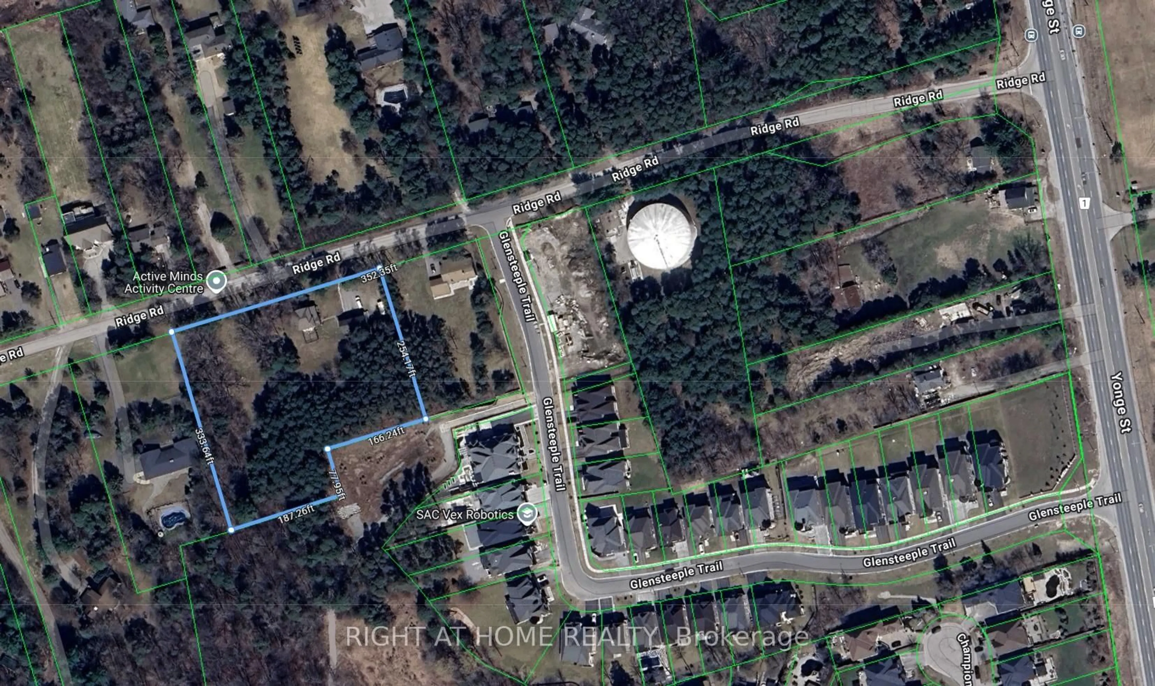 A pic from outside/outdoor area/front of a property/back of a property/a pic from drone, street for 125 Ridge Rd, Aurora Ontario L4G 0M3
