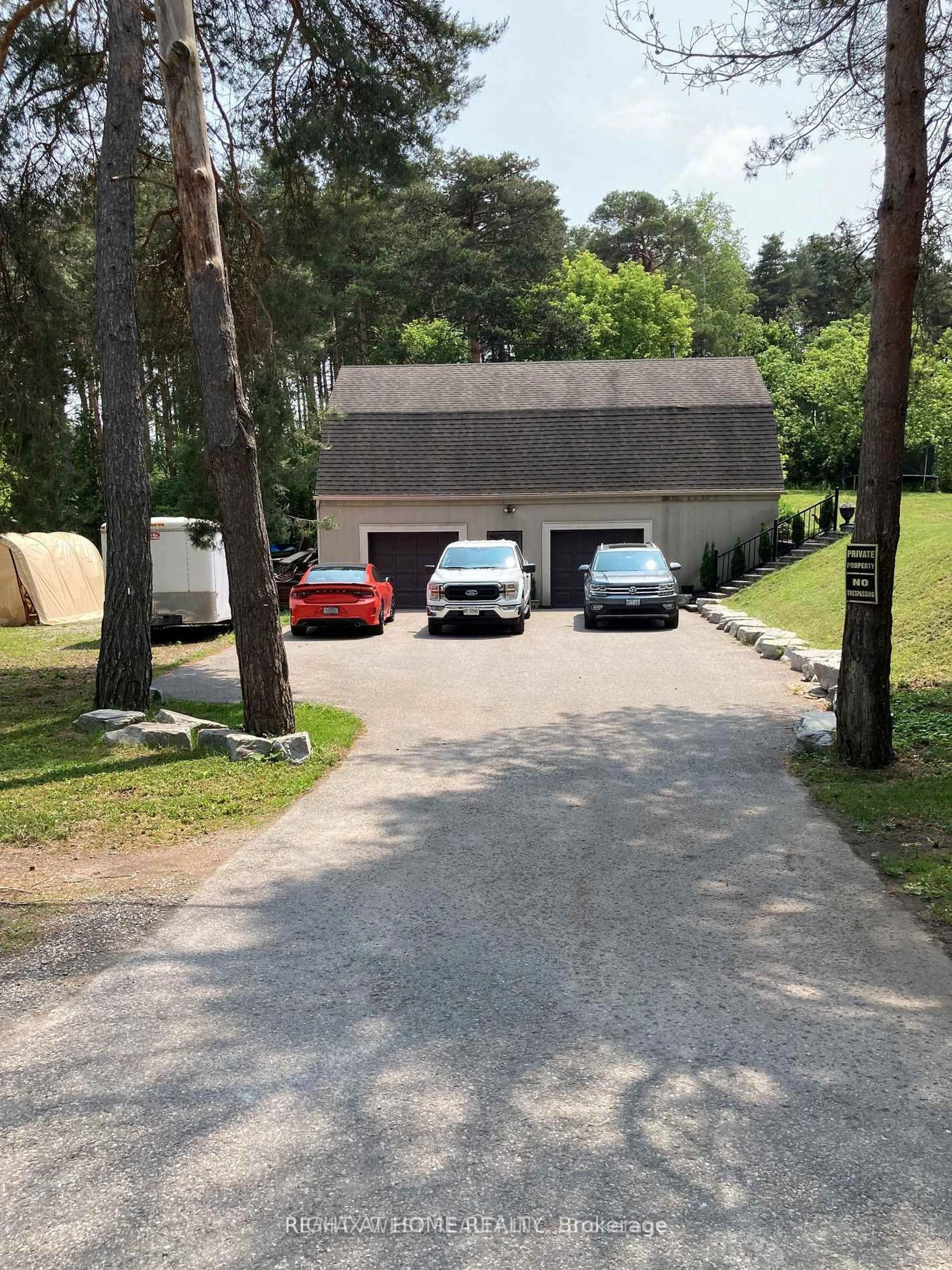 A pic from outside/outdoor area/front of a property/back of a property/a pic from drone, street for 125 Ridge Rd, Aurora Ontario L4G 0M3