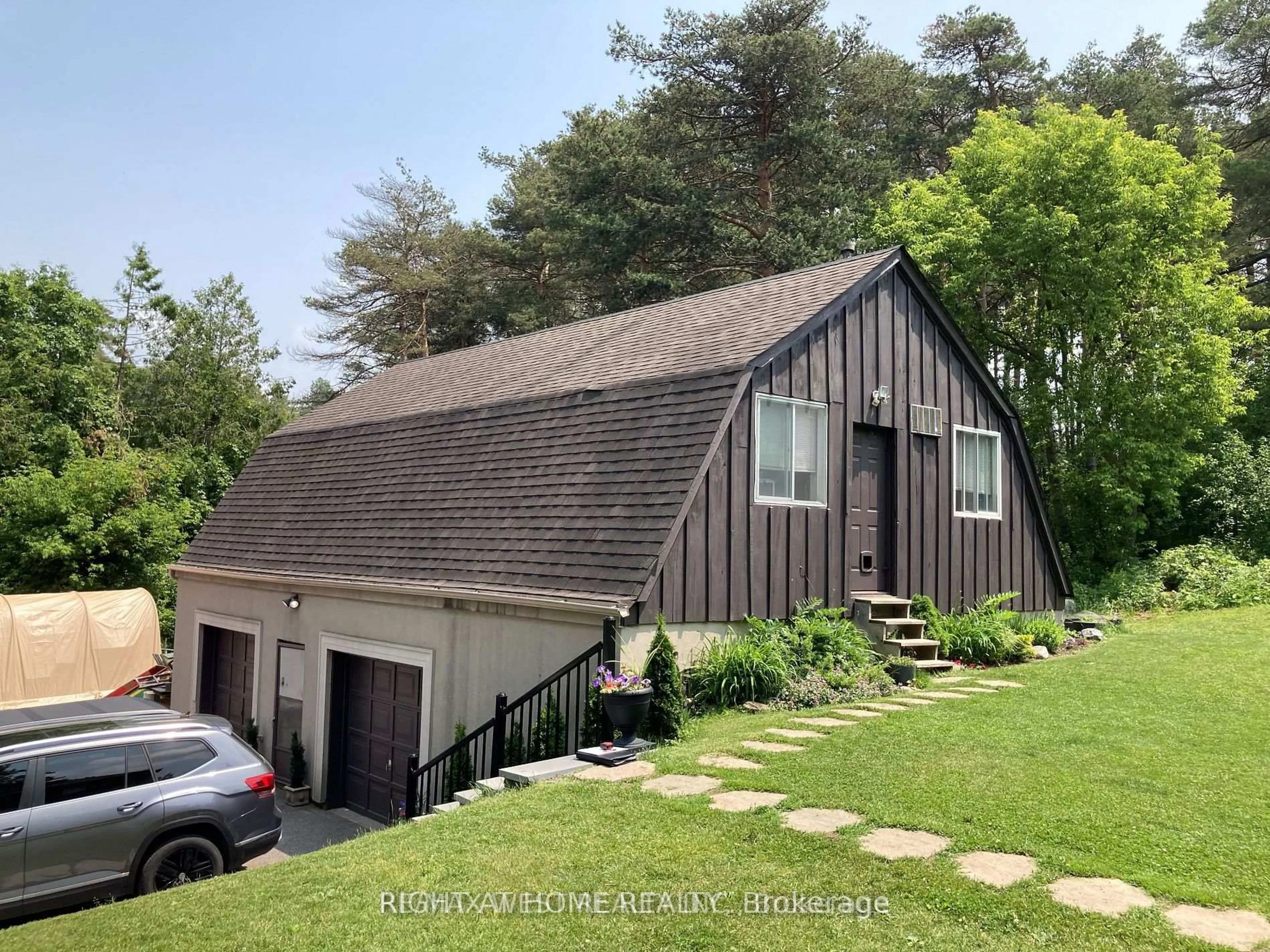 A pic from outside/outdoor area/front of a property/back of a property/a pic from drone, unknown for 125 Ridge Rd, Aurora Ontario L4G 0M3