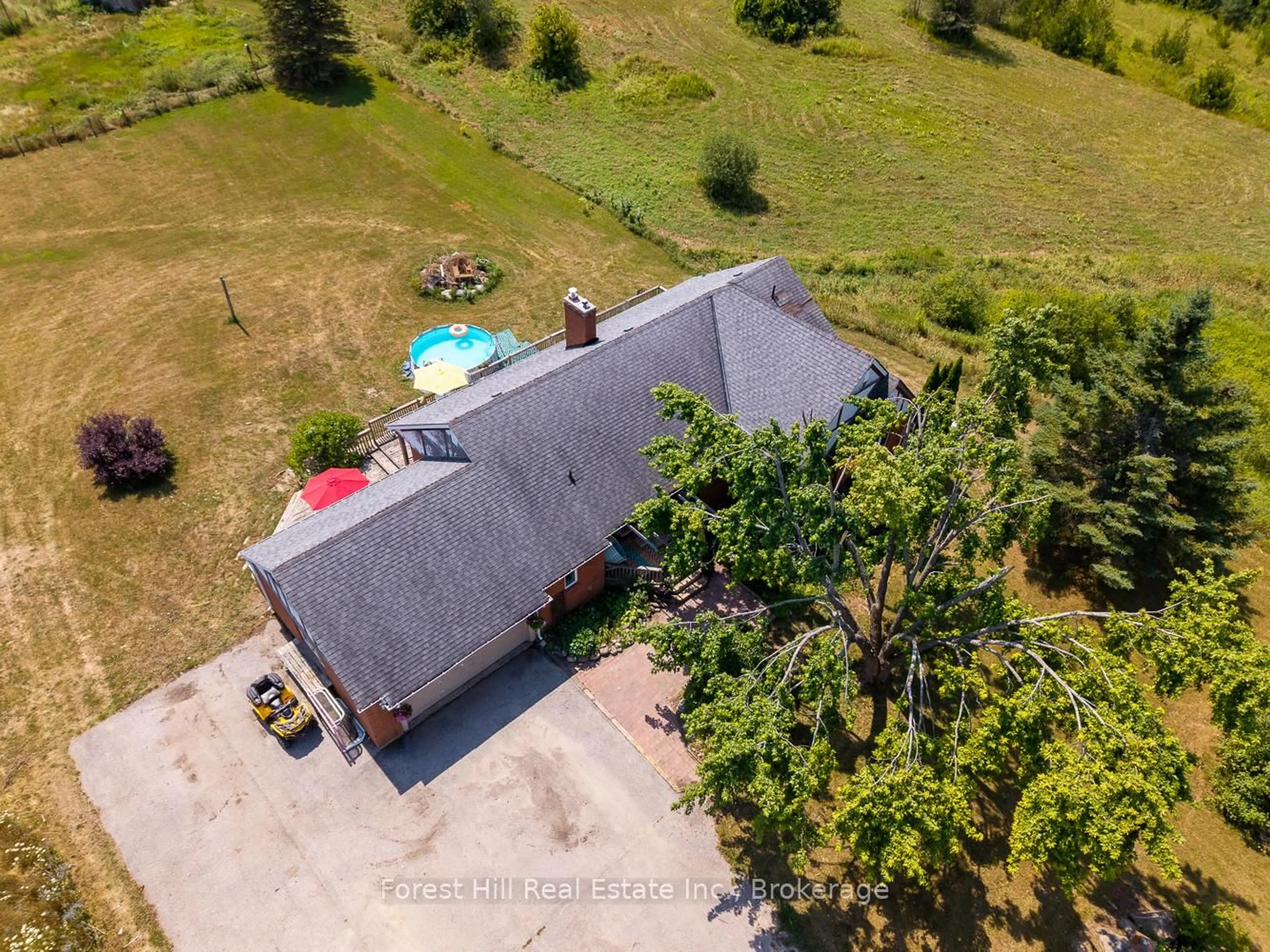 A pic from outside/outdoor area/front of a property/back of a property/a pic from drone, unknown for 6473 Old Homestead Rd, Georgina Ontario L0E 1R0