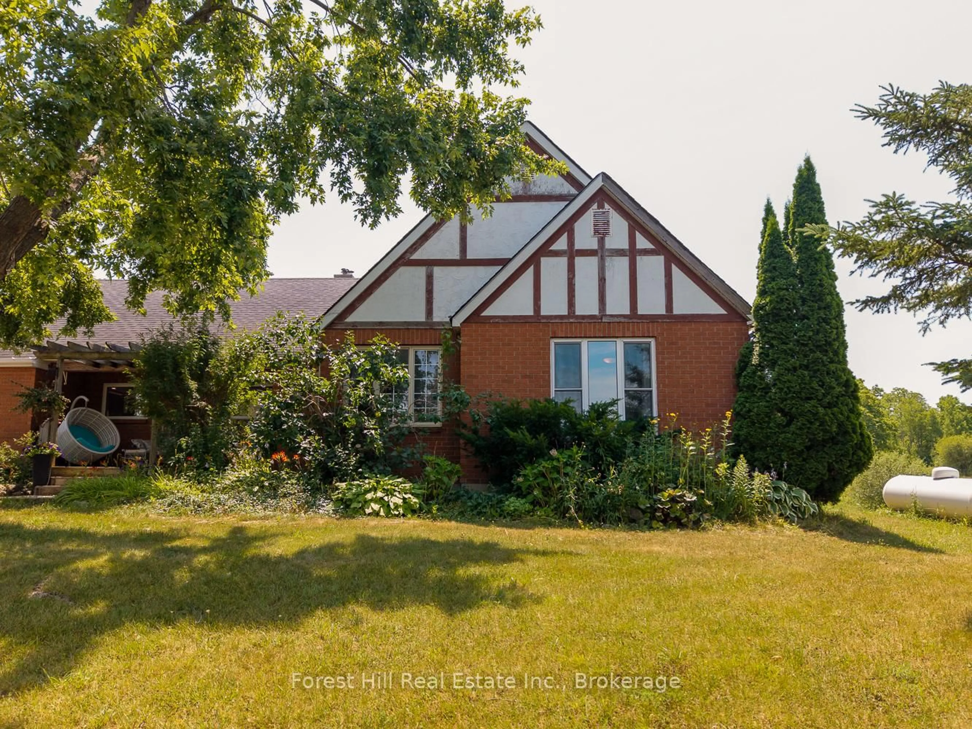 A pic from outside/outdoor area/front of a property/back of a property/a pic from drone, street for 6473 Old Homestead Rd, Georgina Ontario L0E 1R0