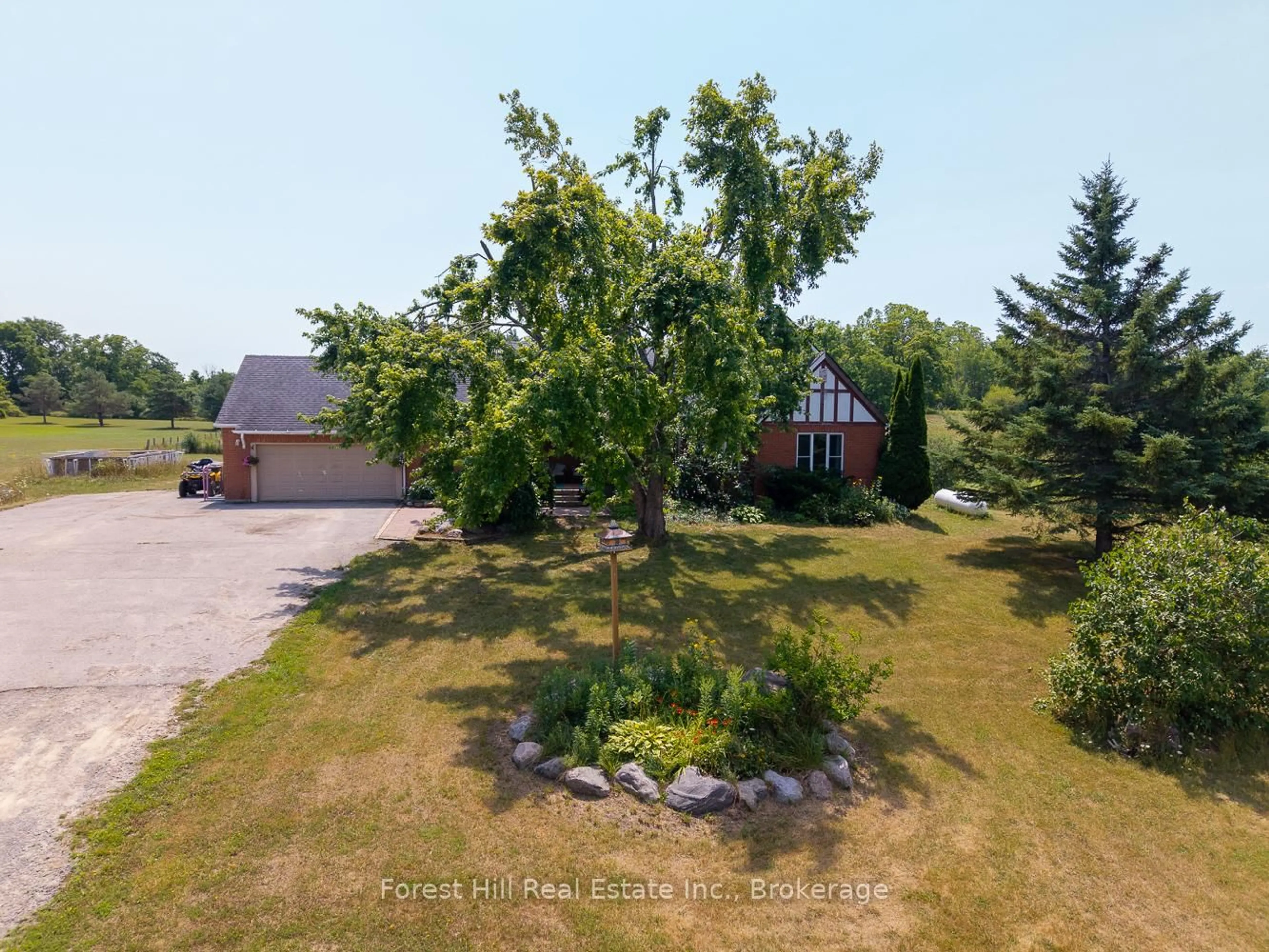 A pic from outside/outdoor area/front of a property/back of a property/a pic from drone, unknown for 6473 Old Homestead Rd, Georgina Ontario L0E 1R0