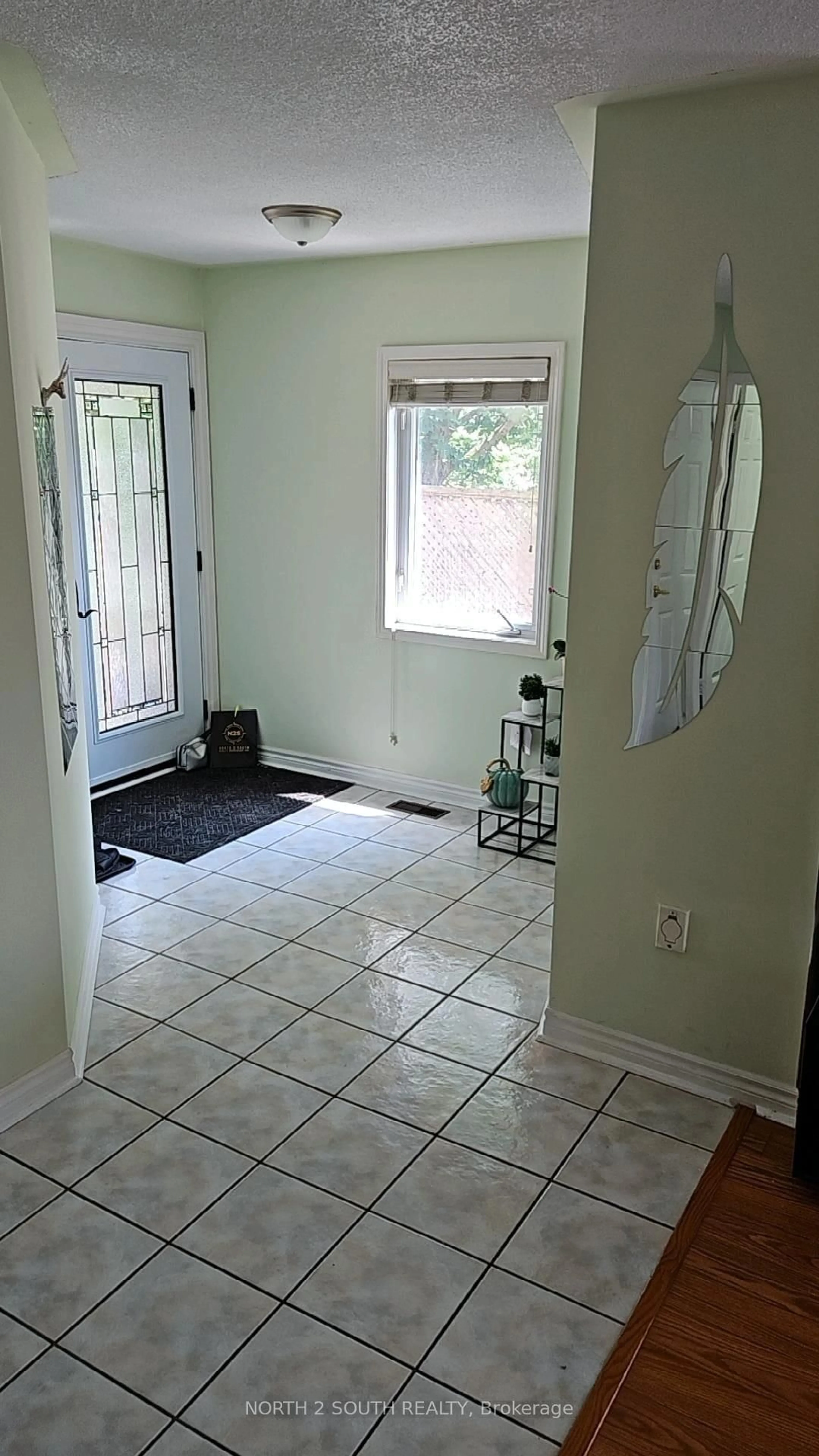 Indoor entryway for 53 Noble Dr, Bradford West Gwillimbury Ontario L3Z 3A8