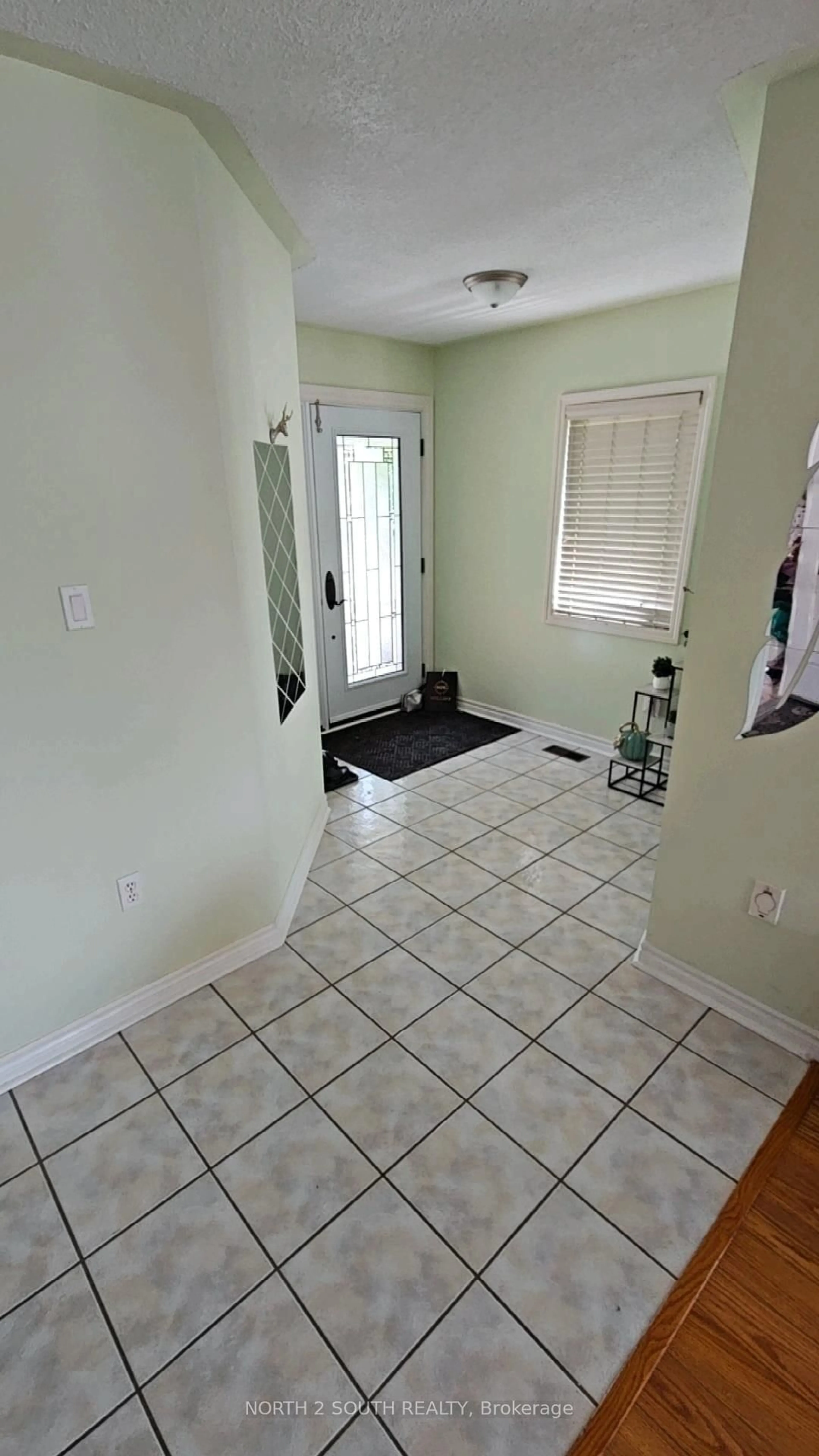 Indoor entryway for 53 Noble Dr, Bradford West Gwillimbury Ontario L3Z 3A8