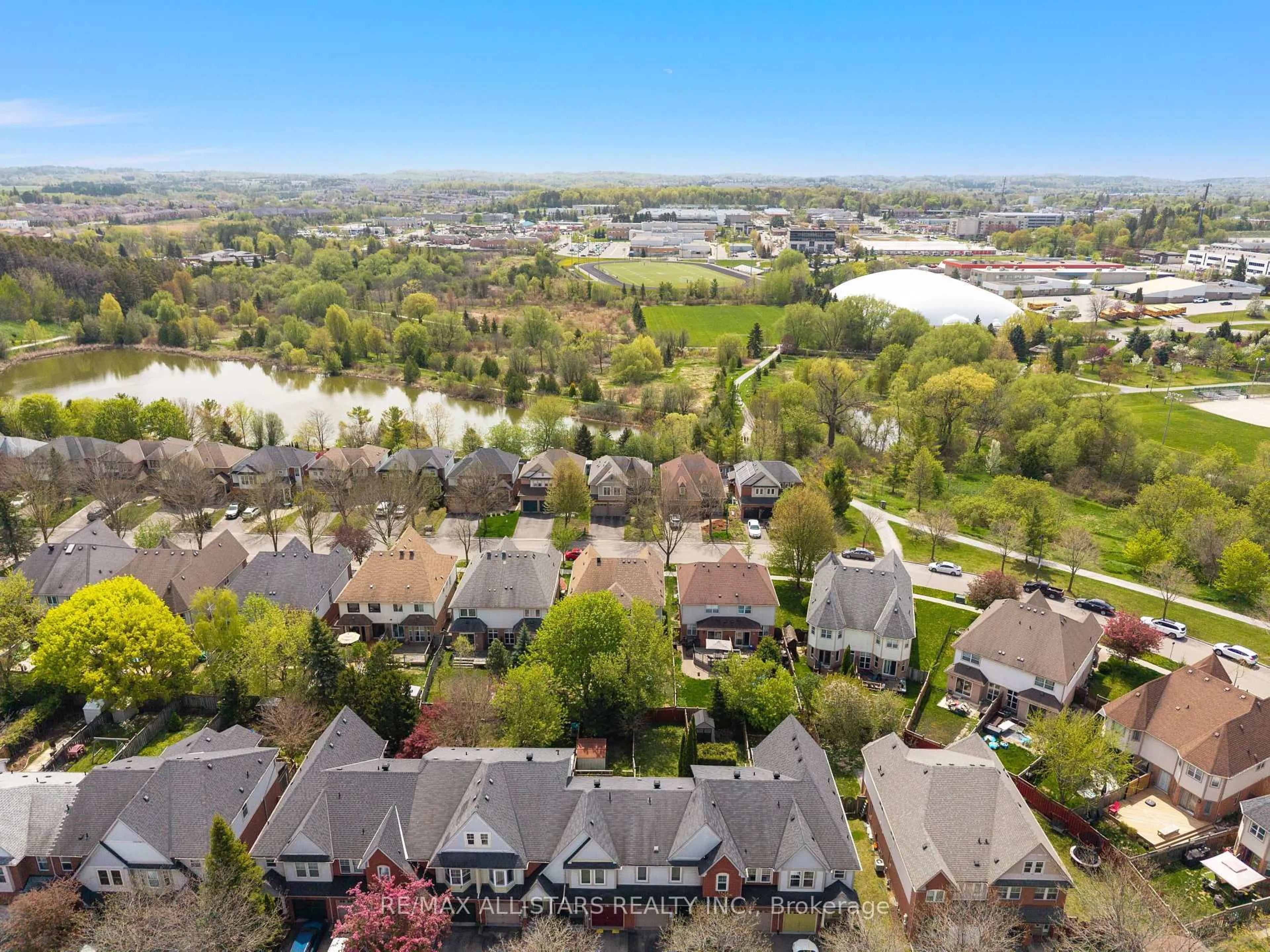A pic from outside/outdoor area/front of a property/back of a property/a pic from drone, unknown for 58 Woodroof Cres, Aurora Ontario L4G 7H4