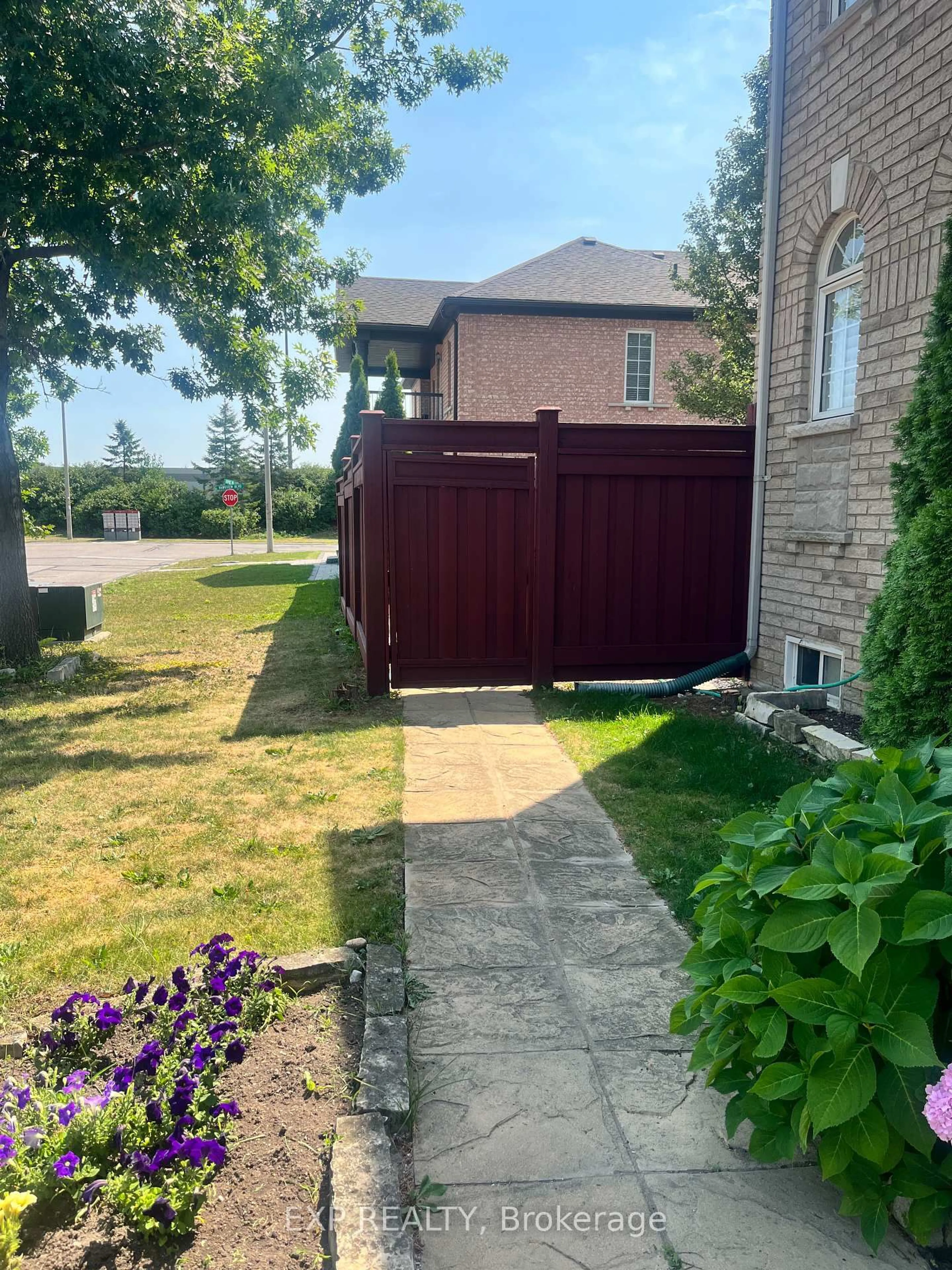 A pic from outside/outdoor area/front of a property/back of a property/a pic from drone, street for 129 Ledge Rock Dr, Vaughan Ontario L4H 2G7