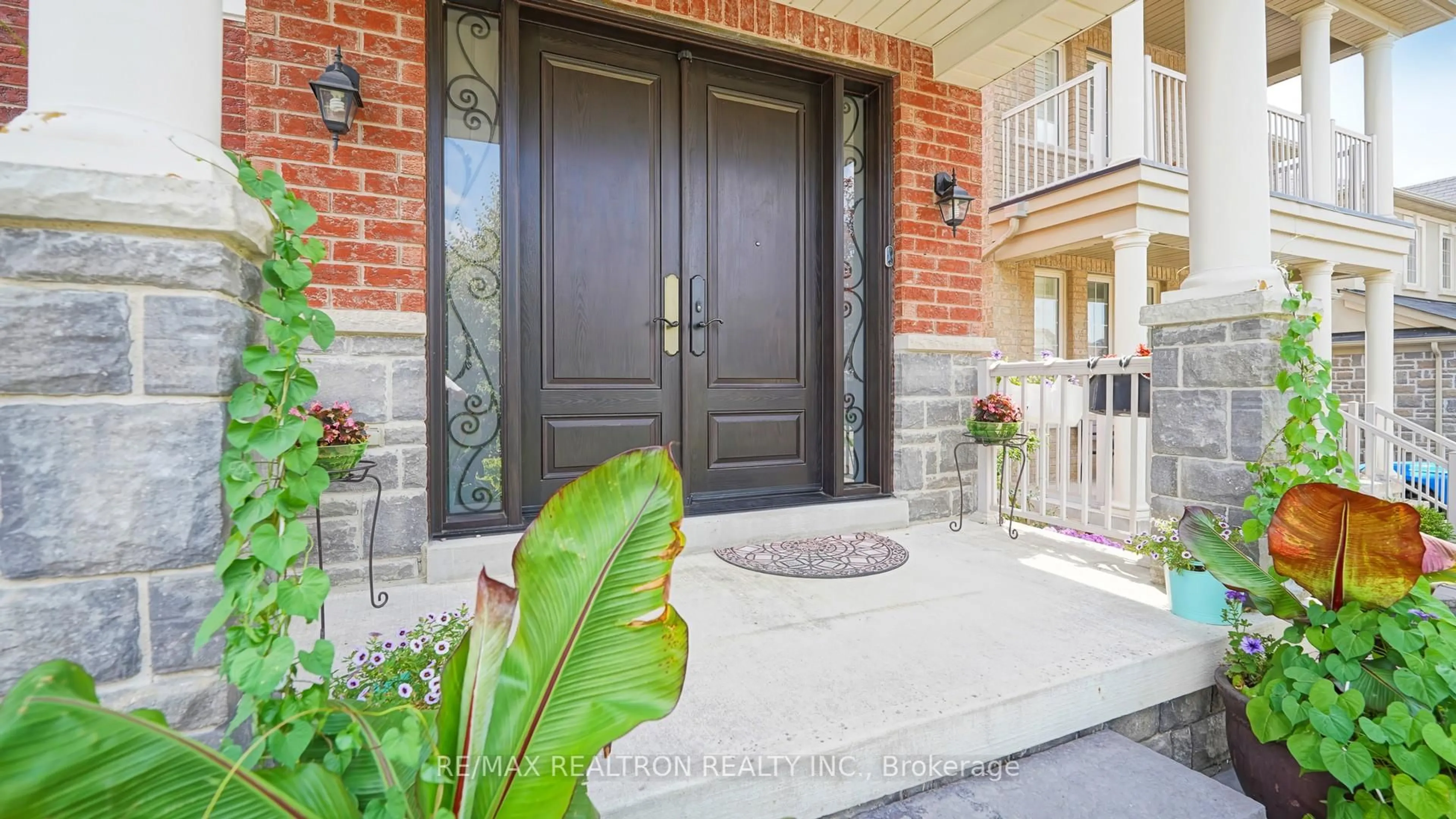 Indoor entryway for 475 Kwapis Blvd, Newmarket Ontario L3X 3K5