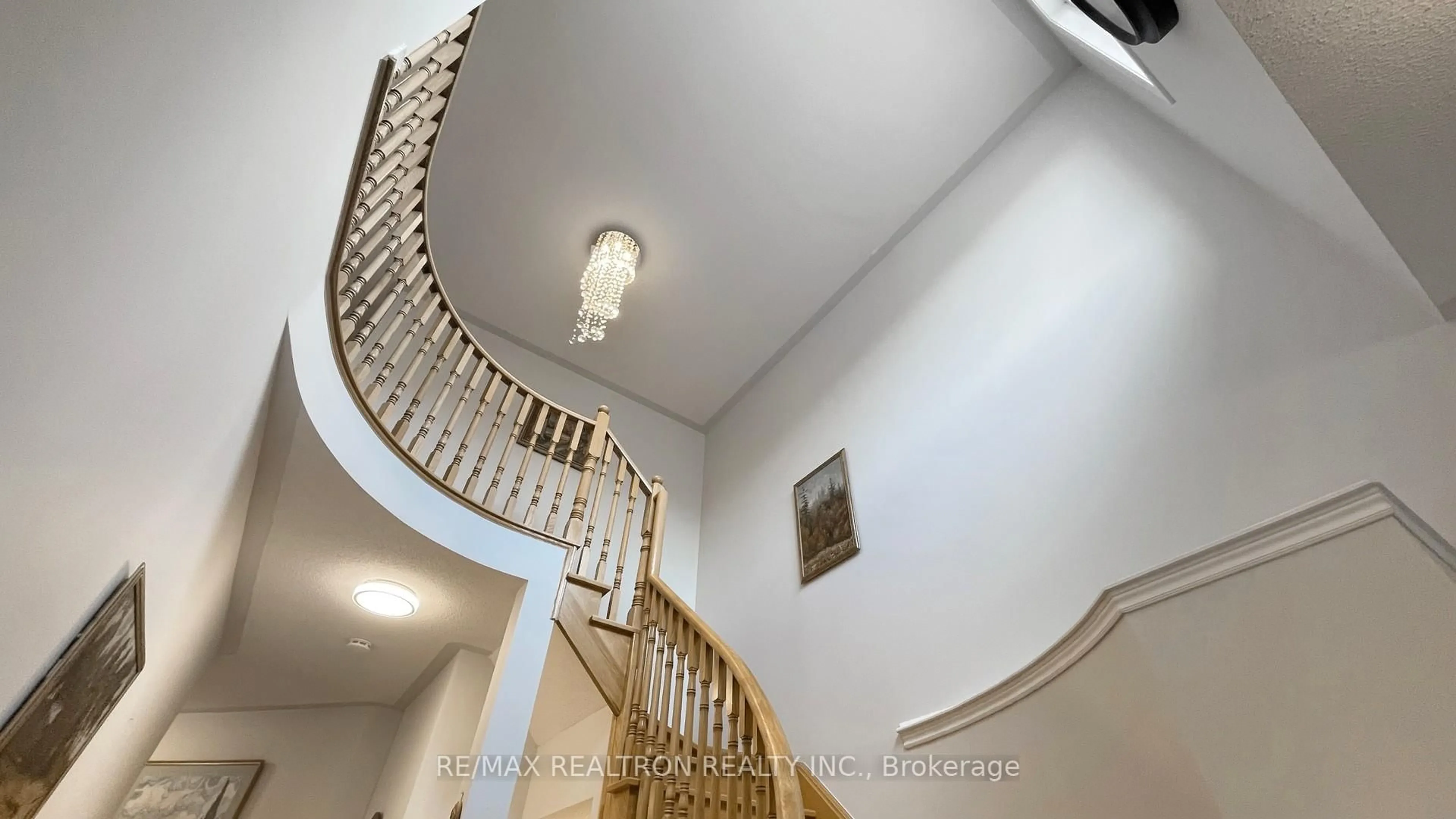 Indoor foyer for 475 Kwapis Blvd, Newmarket Ontario L3X 3K5