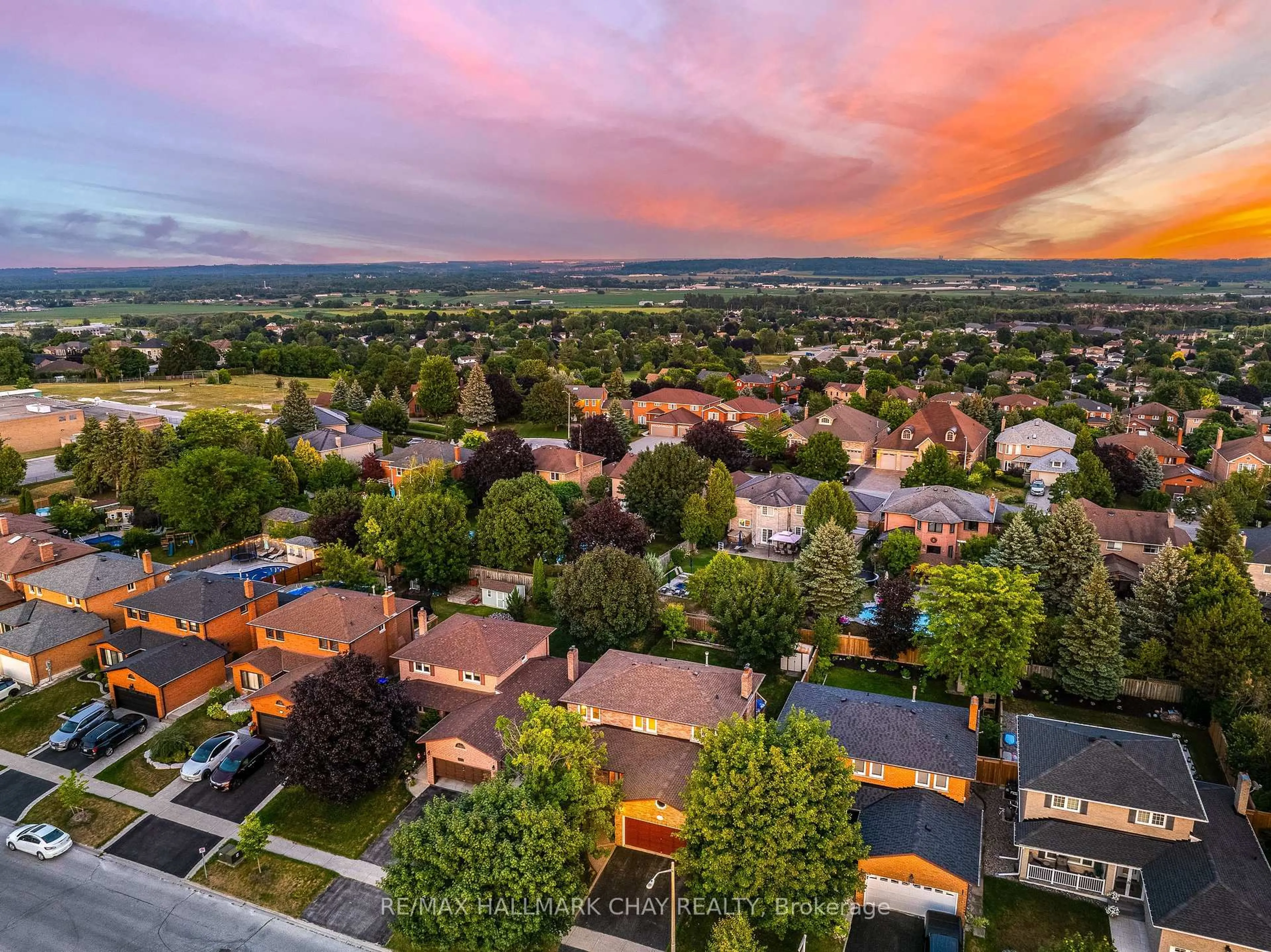 A pic from outside/outdoor area/front of a property/back of a property/a pic from drone, unknown for 223 Miller Park Ave, Bradford West Gwillimbury Ontario L3Z 2K2