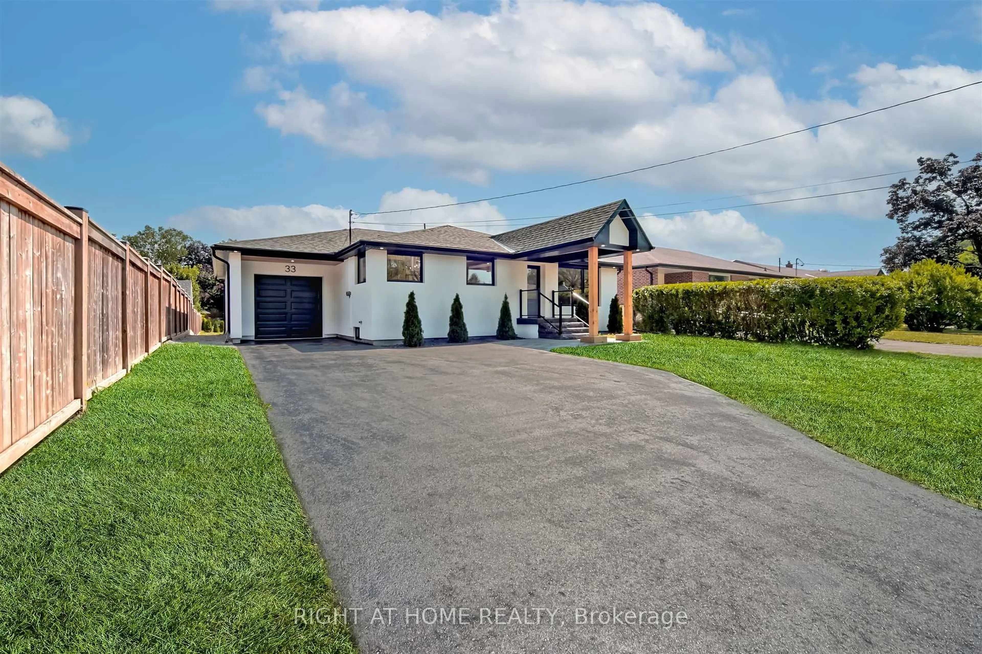 A pic from outside/outdoor area/front of a property/back of a property/a pic from drone, street for 33 Beech St, Uxbridge Ontario L9P 1A8