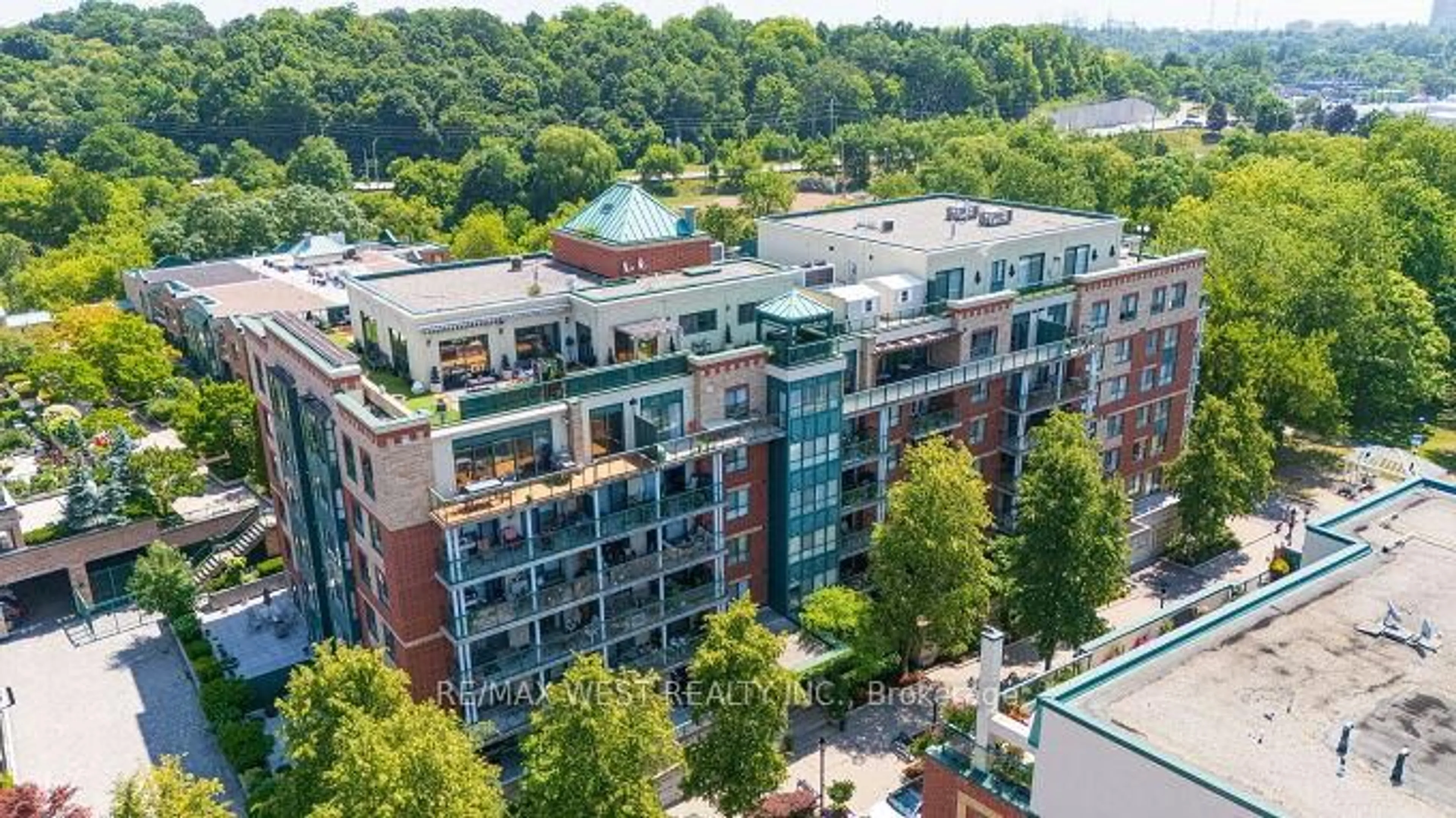 A pic from outside/outdoor area/front of a property/back of a property/a pic from drone, city buildings view from balcony for 141 Woodbridge Ave #104, Vaughan Ontario L4L 9G6