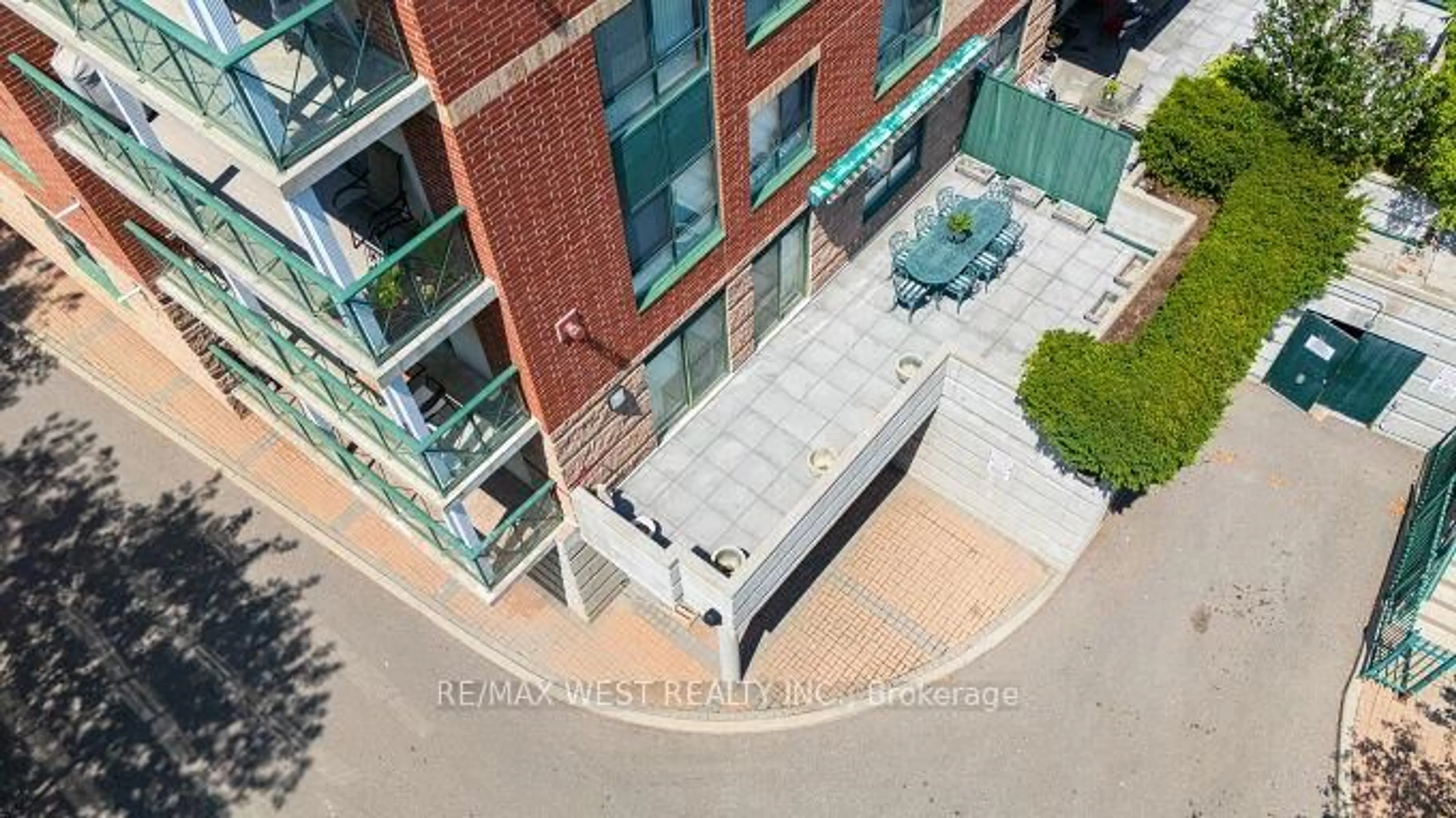 A pic from outside/outdoor area/front of a property/back of a property/a pic from drone, city buildings view from balcony for 141 Woodbridge Ave #104, Vaughan Ontario L4L 9G6