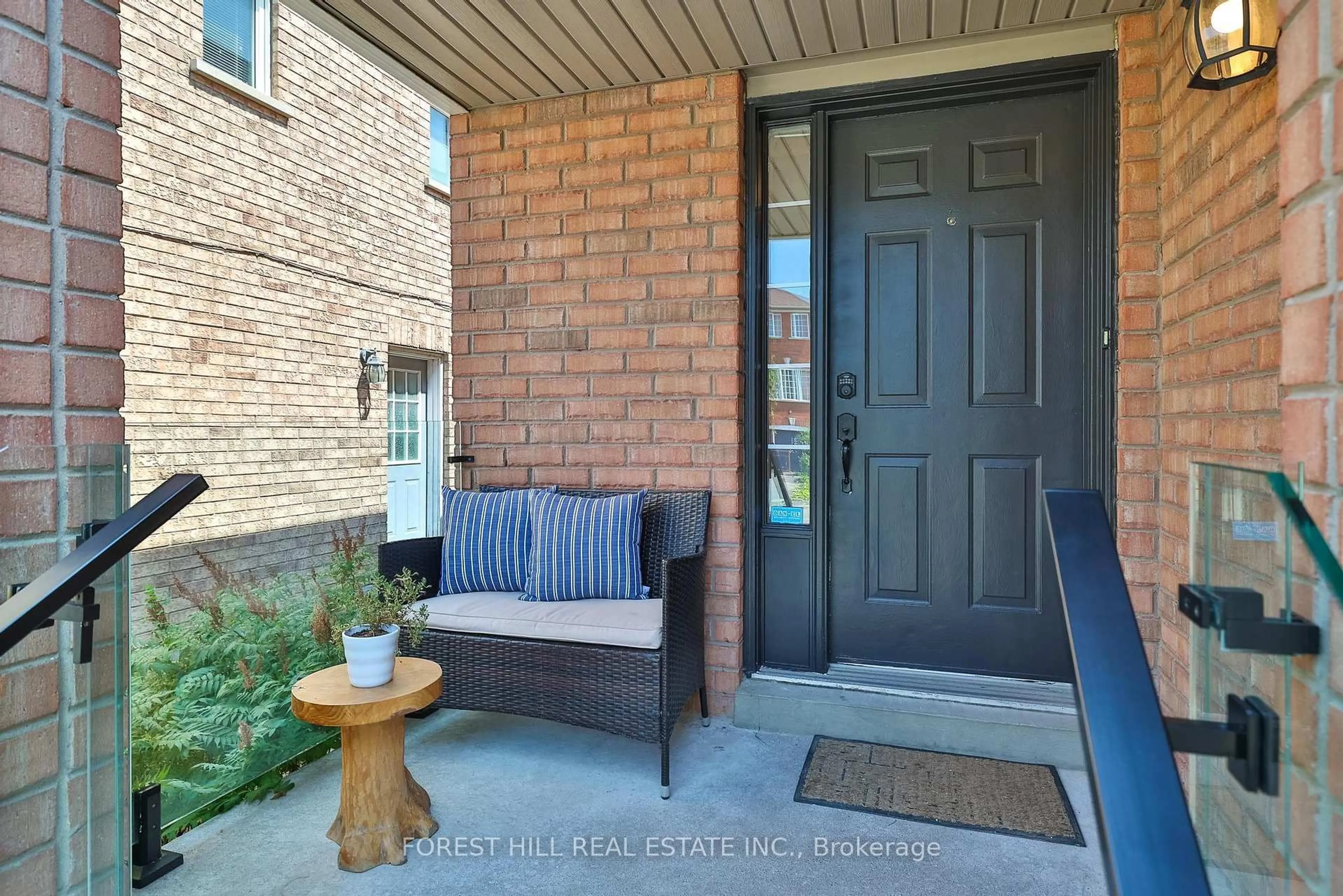 Indoor entryway for 27 Yellowood Circ, Vaughan Ontario L4J 8M1