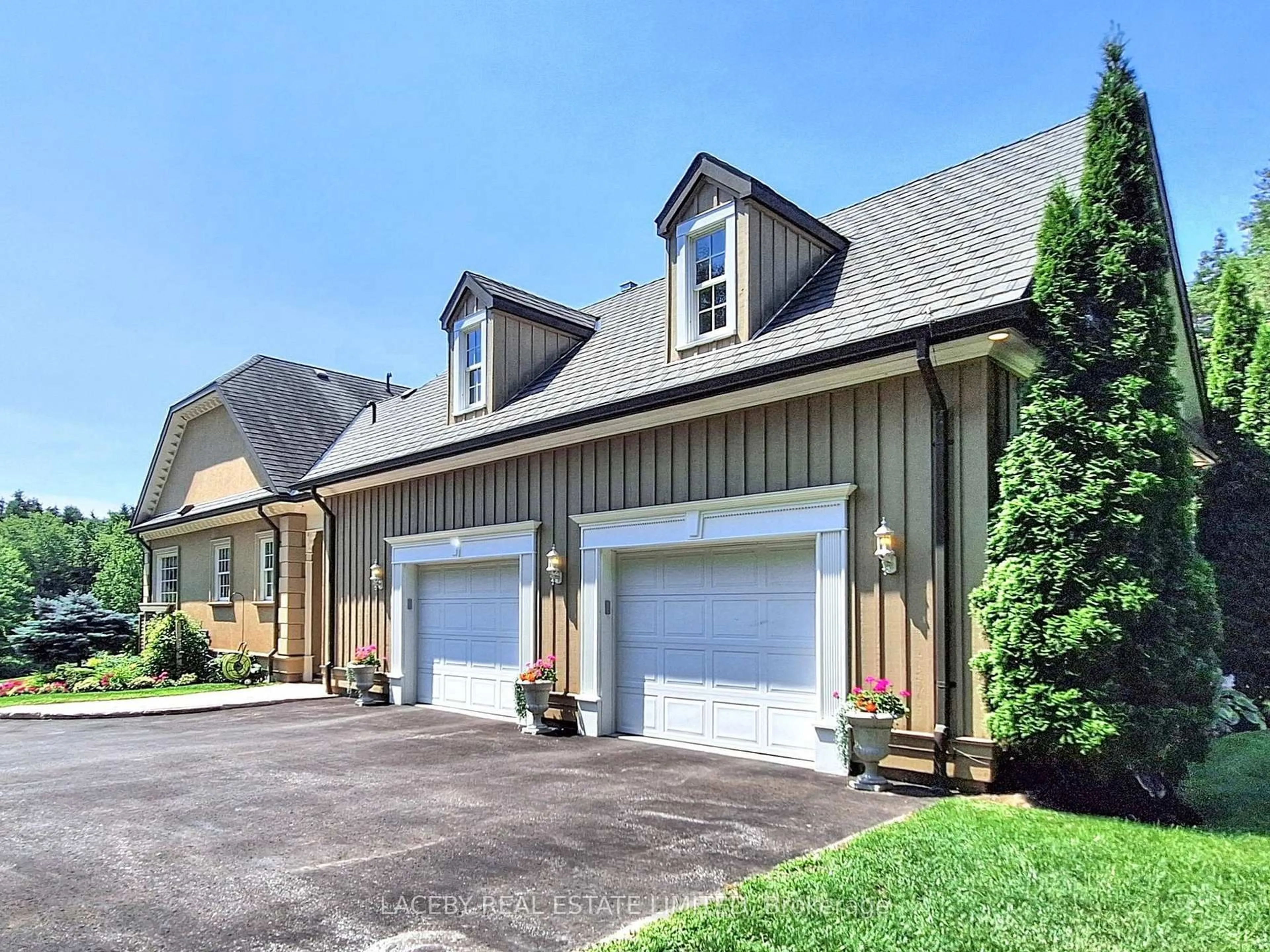Indoor garage for 2508 16th Sdrd, King Ontario L7B 1A3