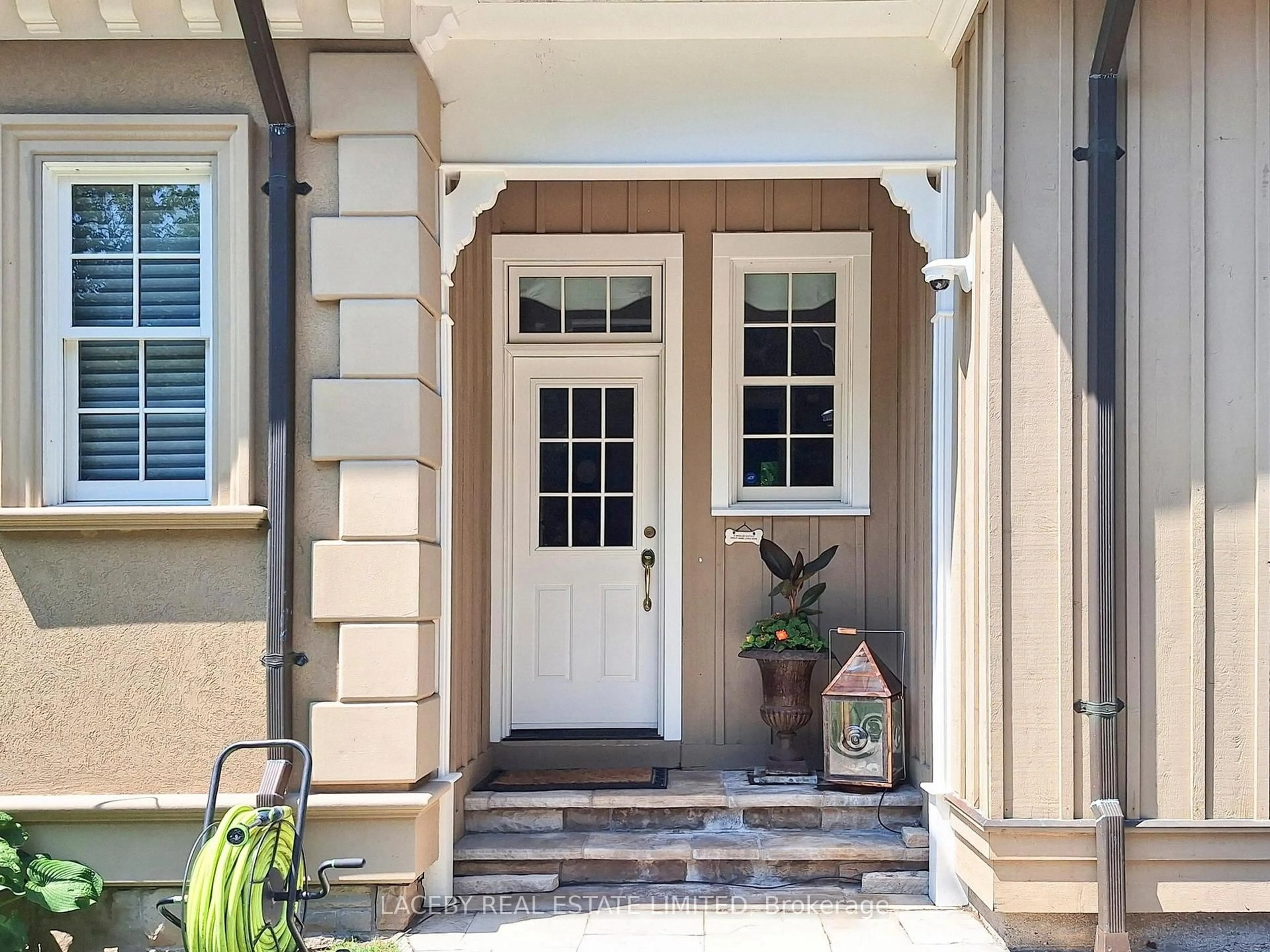 Indoor entryway for 2508 16th Sdrd, King Ontario L7B 1A3