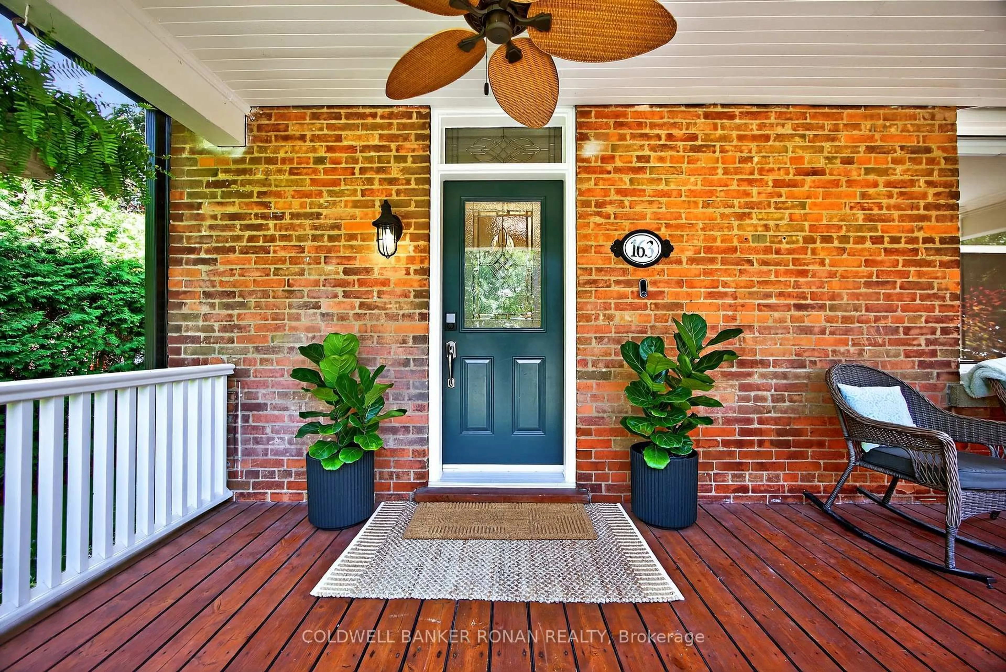 Indoor entryway for 163 Wellington St, New Tecumseth Ontario L9R 1H6