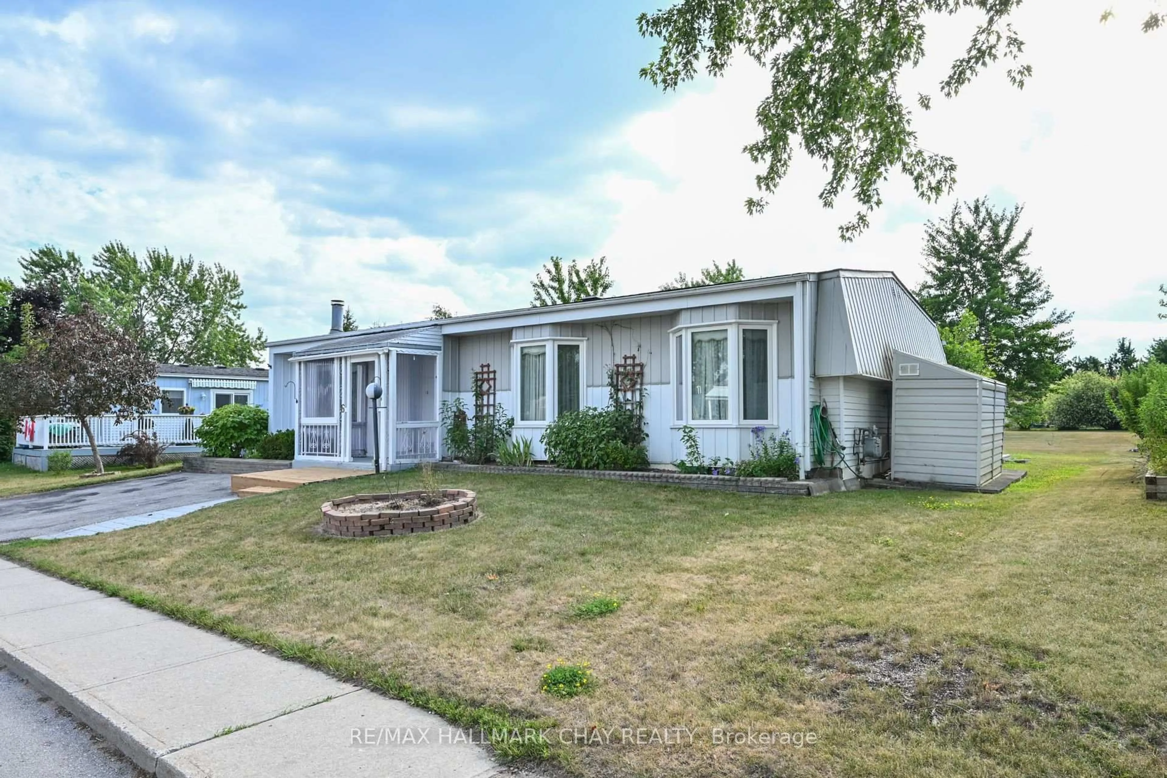 Home with vinyl exterior material, street for 6 Terra Nova Arm, Innisfil Ontario L9S 1S1