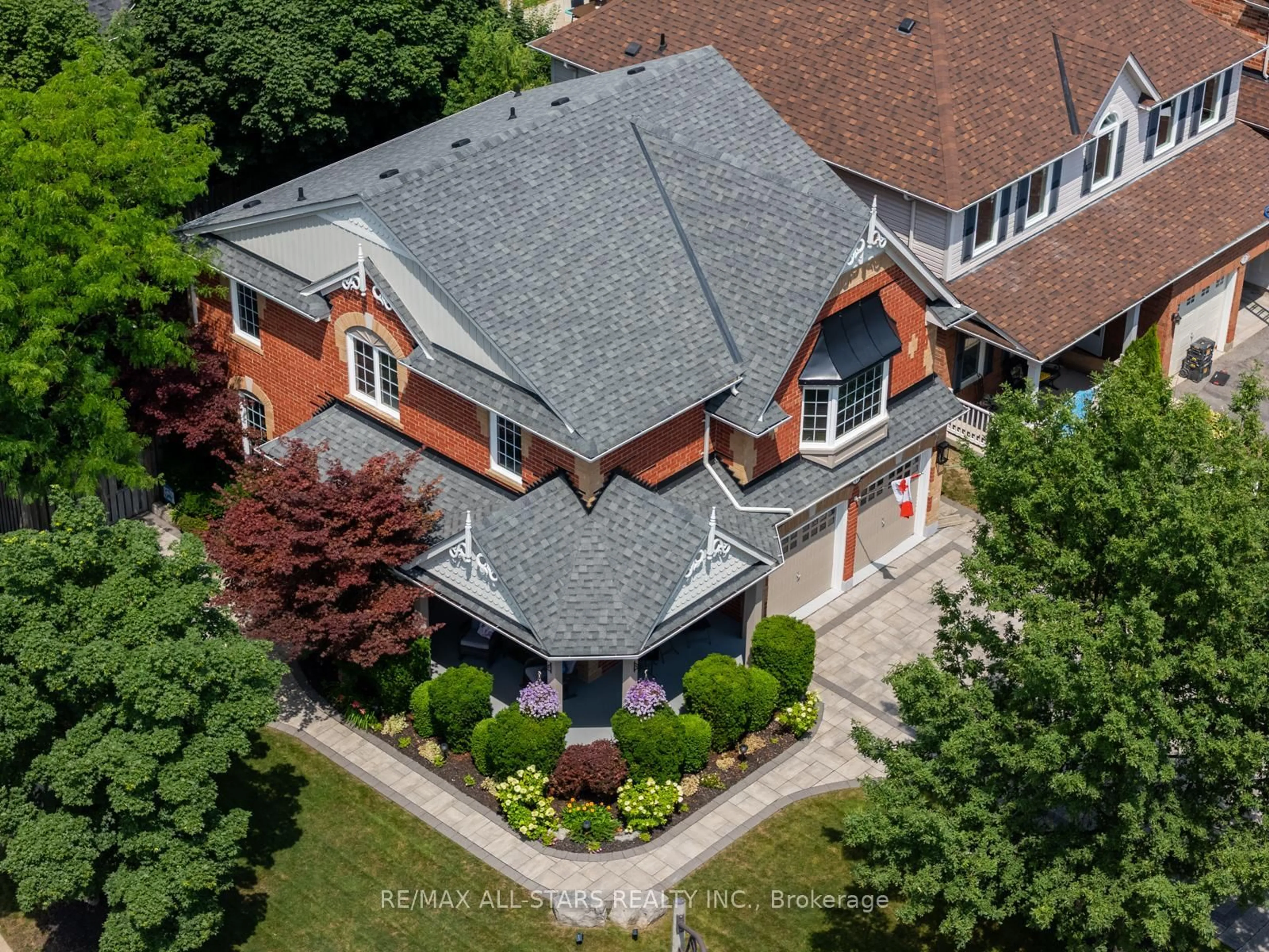 A pic from outside/outdoor area/front of a property/back of a property/a pic from drone, street for 71 Little Rouge Circ, Whitchurch-Stouffville Ontario L4A 0G2